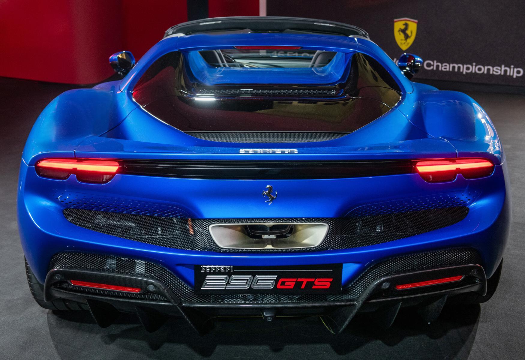 Ferrari 296 GTS的引擎艙經過重新設計，可完美整合可折疊式硬頂敞篷，這意味著在敞篷閉合時，引擎聲浪的豐富音色和音量與Ferrari 296 GTB旗鼓相當。