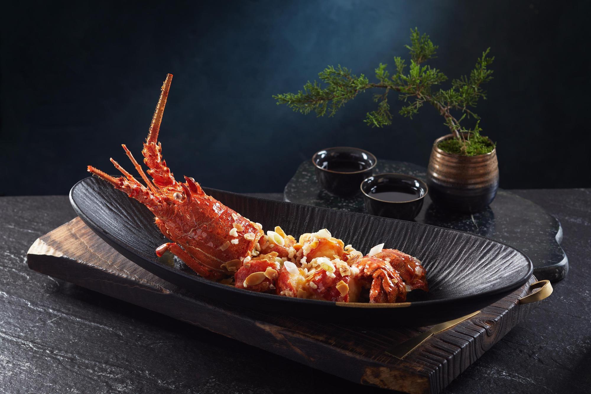 曾是新加坡麗晶酒店夏宮招牌菜的「杏香脆米焗珍珠龍蝦」，現在也跨海來台。（2,880元／份）（台北遠東香格里拉提供）