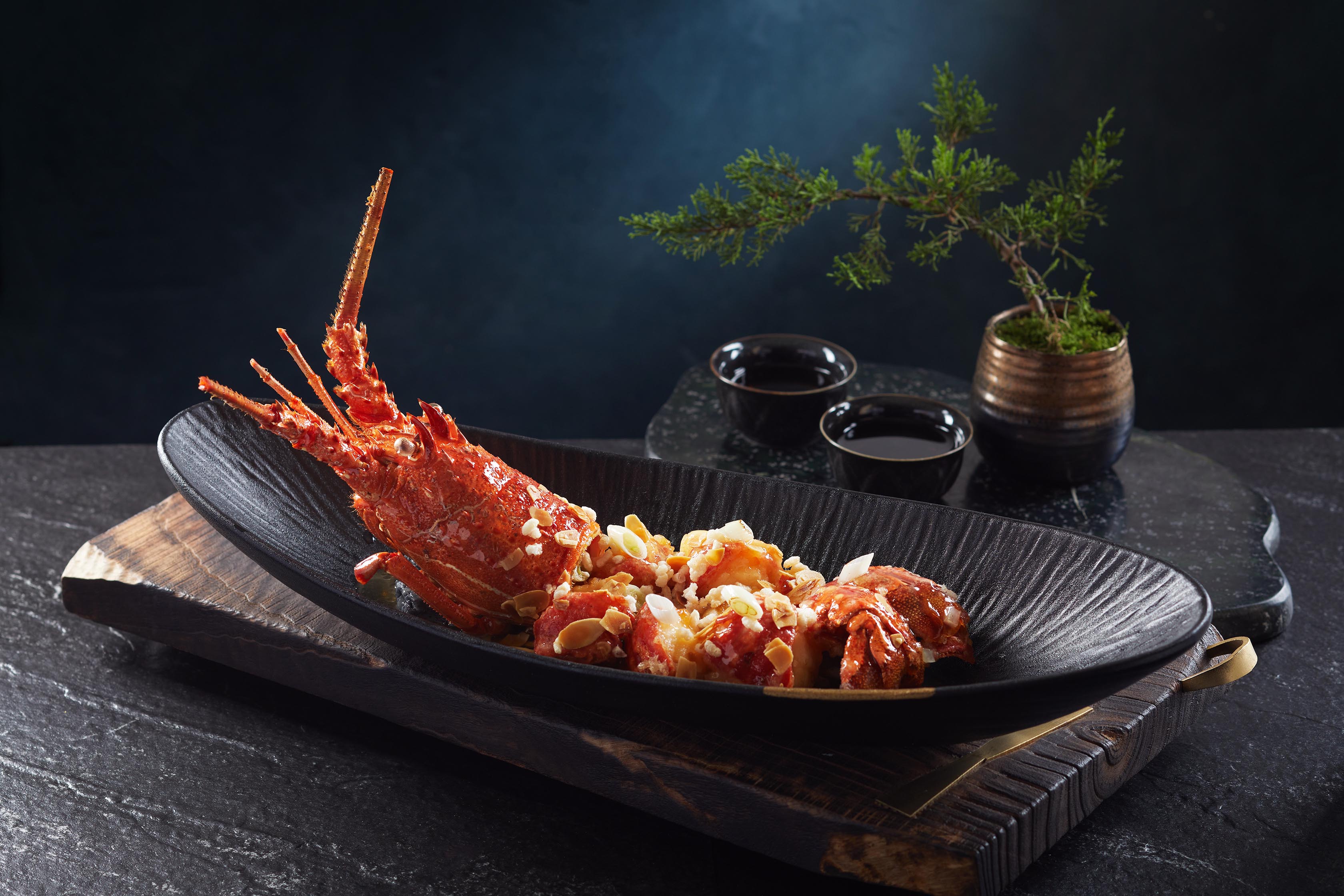曾是新加坡麗晶酒店夏宮招牌菜的「杏香脆米焗珍珠龍蝦」，現在也跨海來台。（2,880元／份）（台北遠東香格里拉提供）