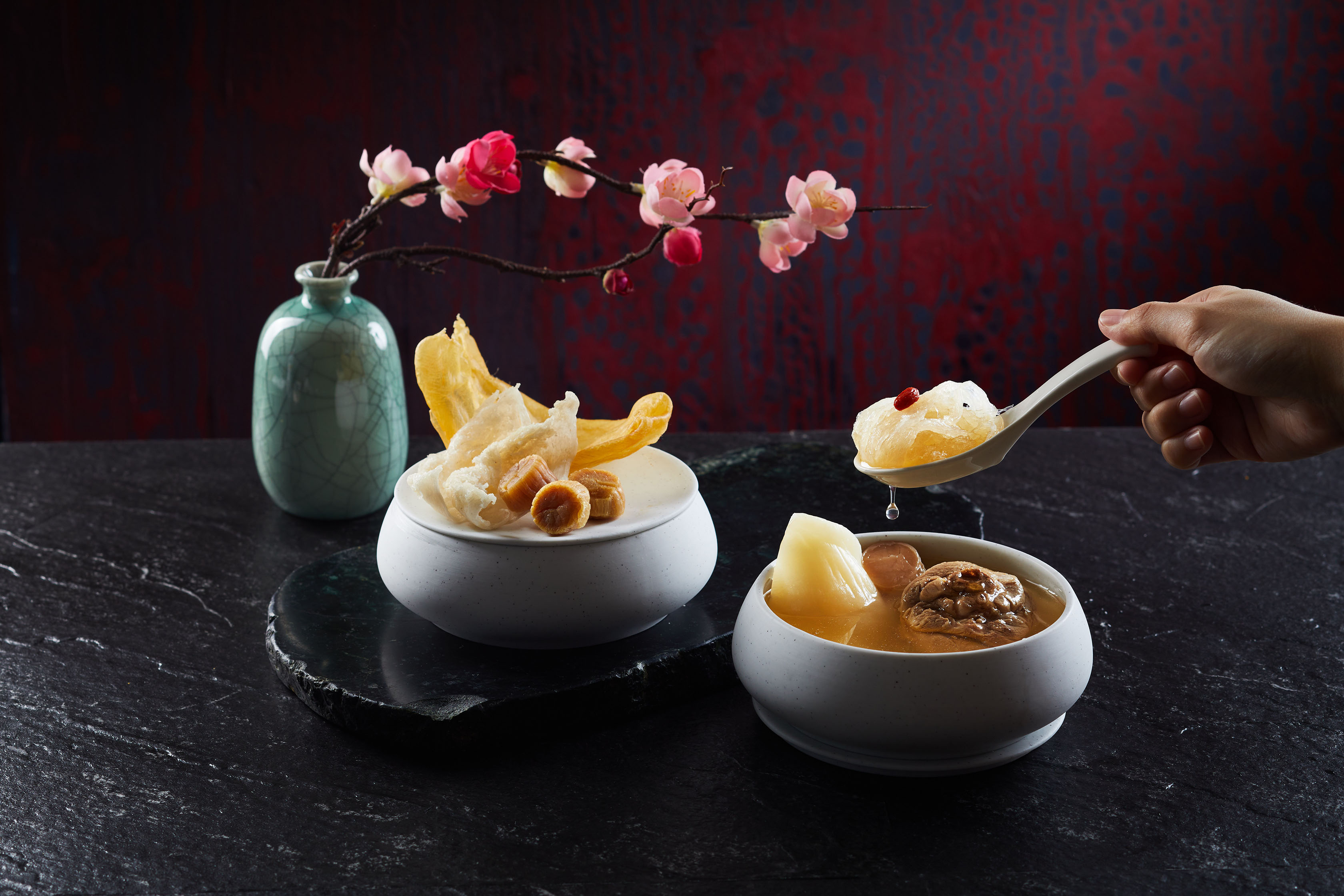 「酒香燉三寶」用上20頭花膠、印尼燕盞、日本A級瑤柱等頂級食材。（台北遠東香格里拉提供）