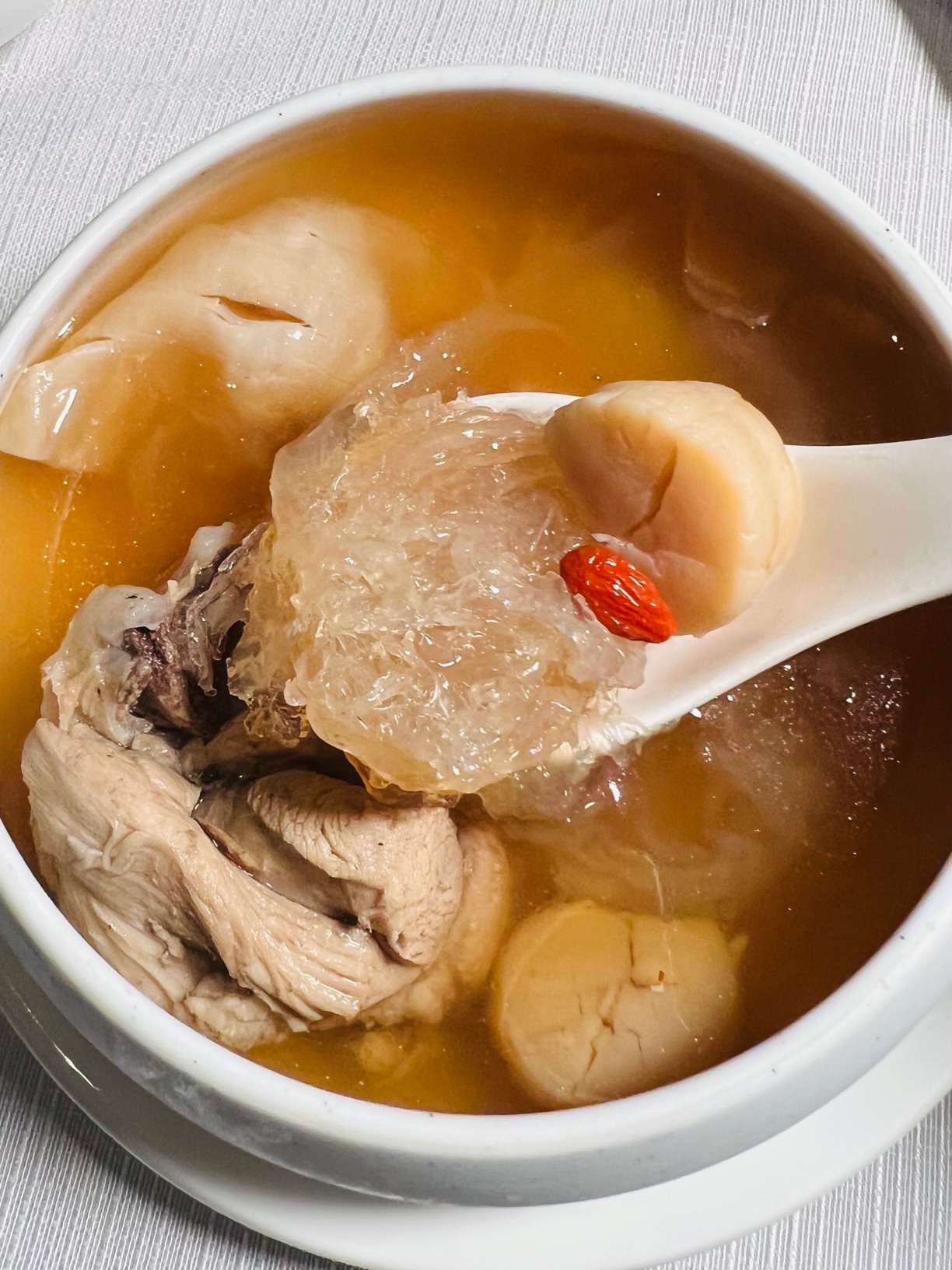 一開蓋，「酒香燉三寶」的氣味噴薄而出，誘人食物，每樣食材都處理得恰到好處。（1,688元／位）