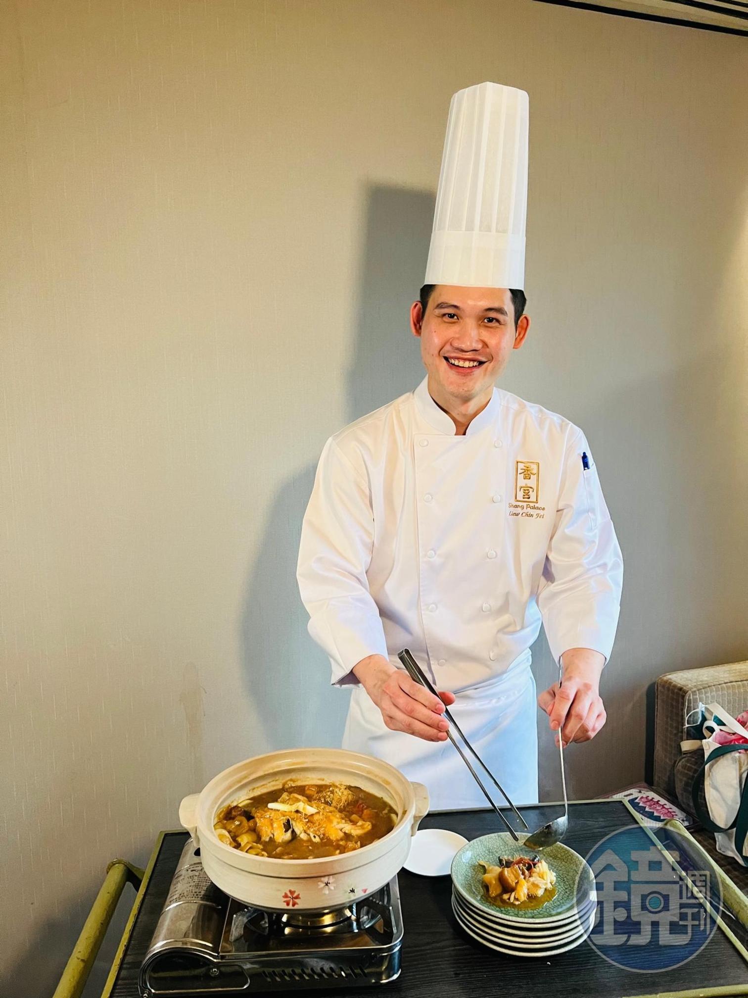 廖晉輝主廚為「龍虎雙味─XO醬花膠龍膽煲」設計了上菜秀，將餐車推到賓客眼前，沿著蓋緣淋上紹興酒，開鍋時香氣怒放。（一吃2,680元；兩吃，頭腩濃湯麵228元／位）