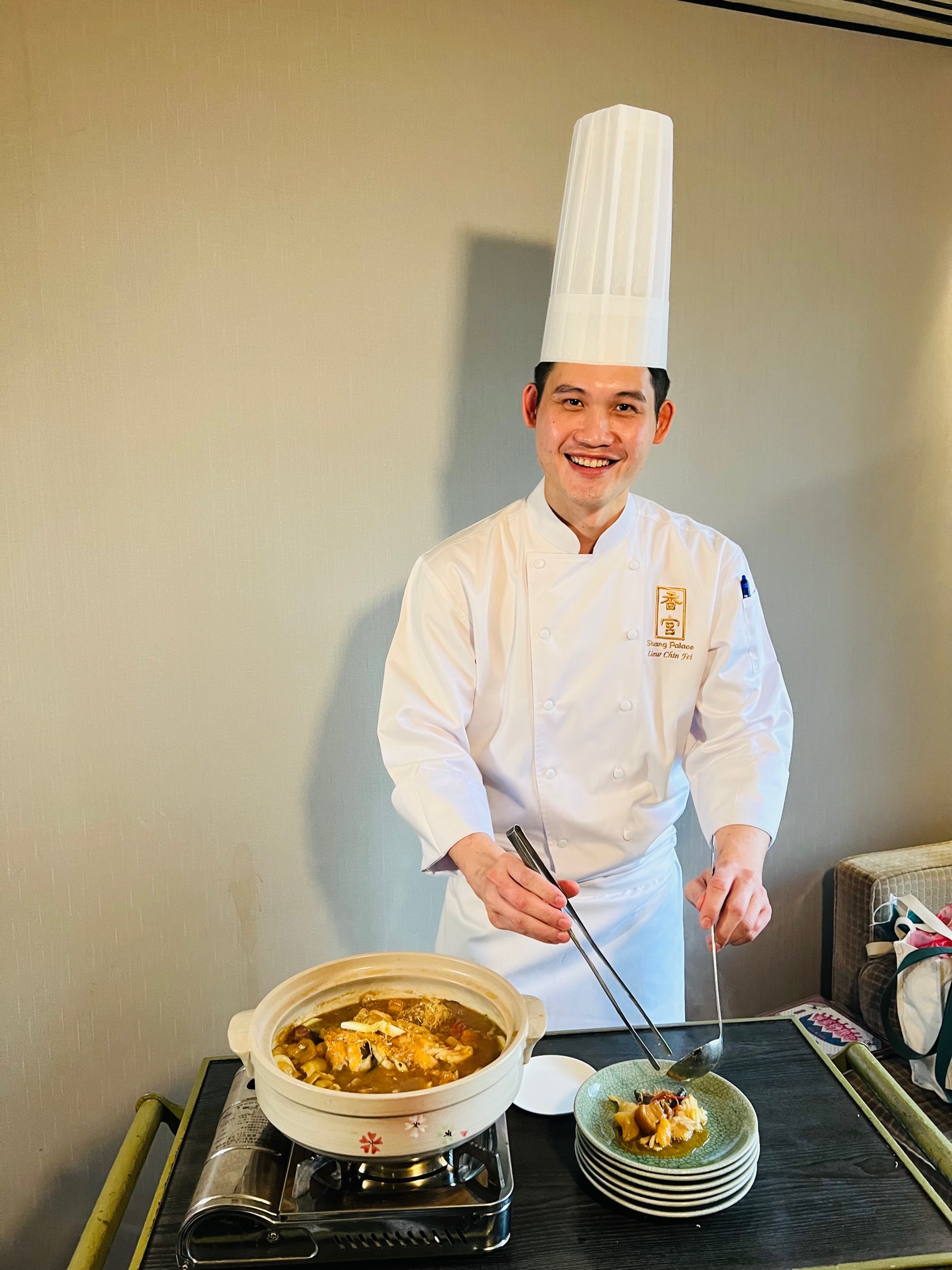 廖晉輝主廚為「龍虎雙味─XO醬花膠龍膽煲」設計了上菜秀，將餐車推到賓客眼前，沿著蓋緣淋上紹興酒，開鍋時香氣怒放。（一吃2,680元；兩吃，頭腩濃湯麵228元／位）