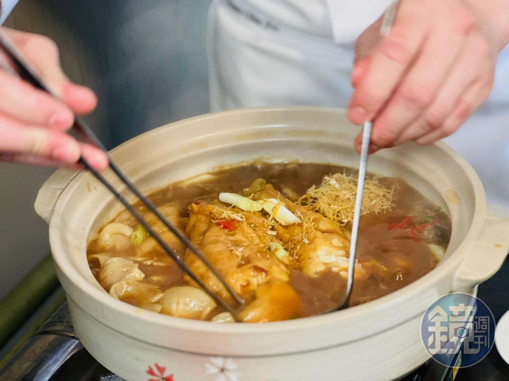 炆燒之後，龍虎斑、花膠與濃厚魚湯融為一體。