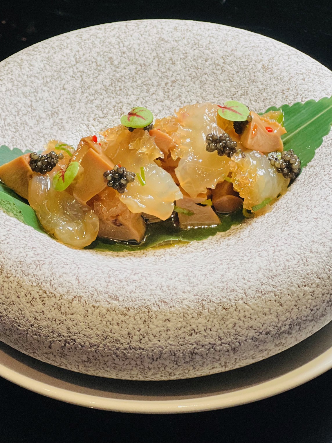 「法國魚子醬鮑角蜇花」能吃到紮實的紅燒鮑魚和品質極佳的海蜇頭。（1,280元／份）