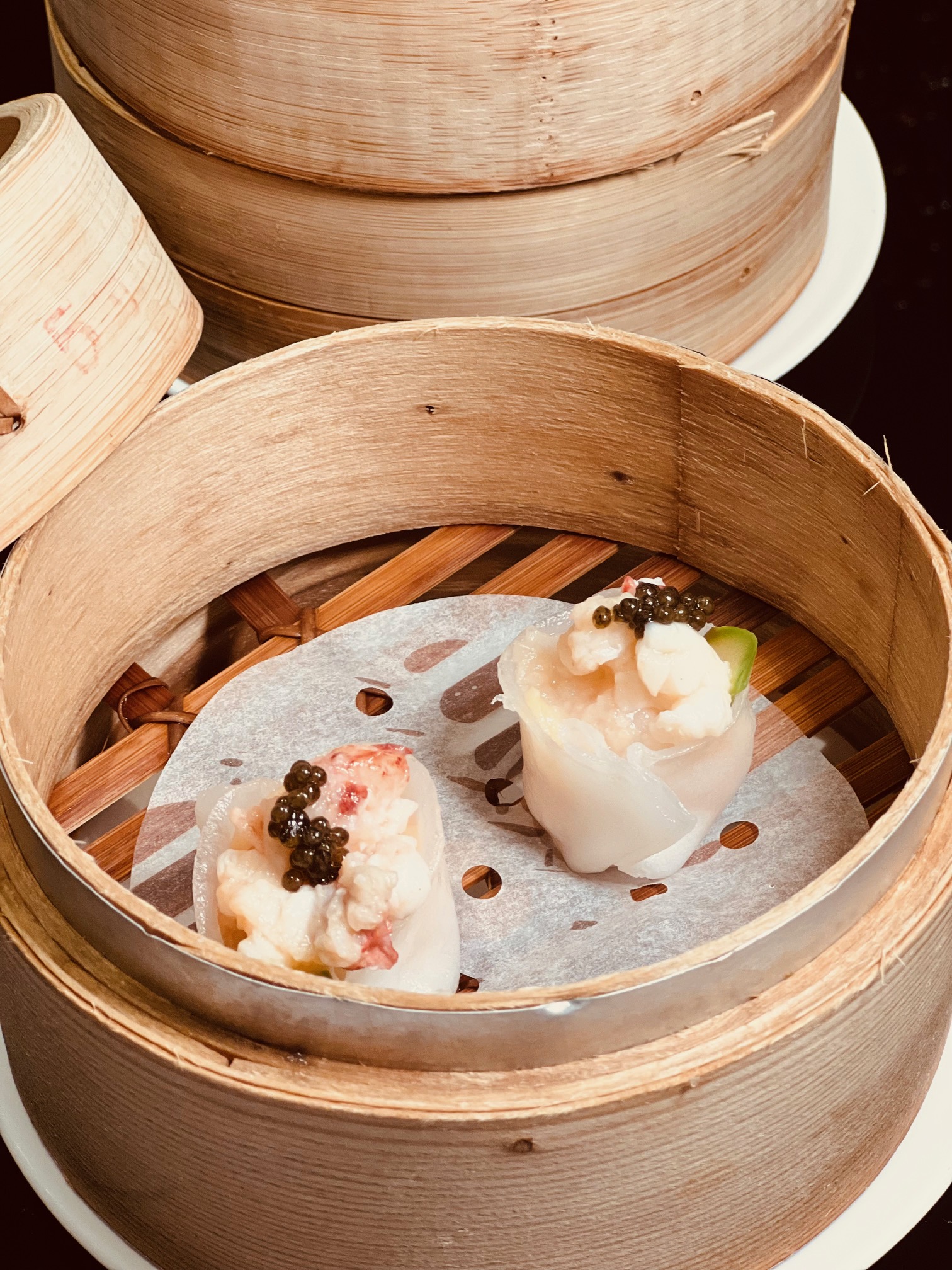 「法國魚子醬龍蝦餃」的龍蝦肉非常Q彈，吃得出新鮮。（388元／份、2顆）