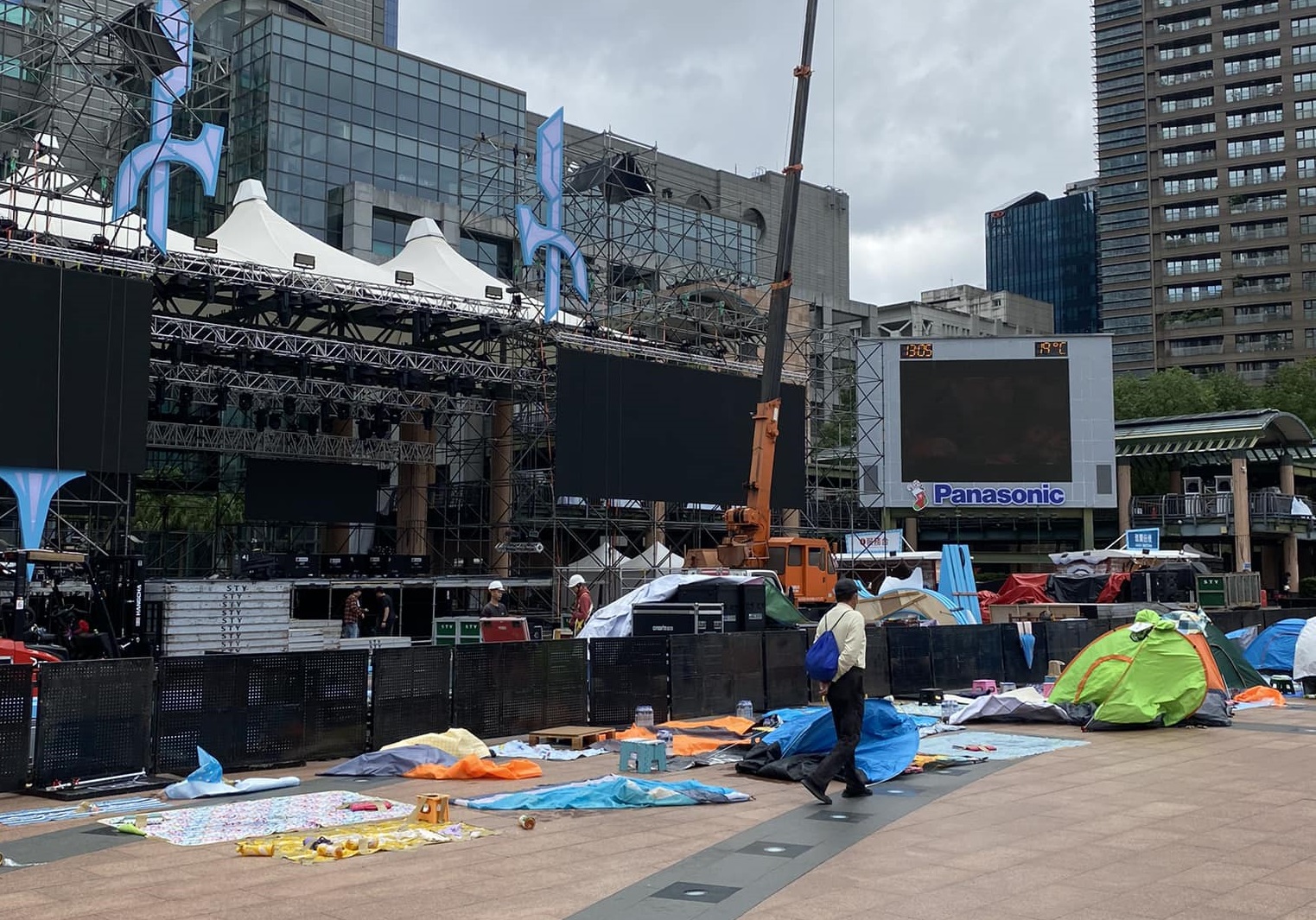 「新北歡樂耶誕城」巨星演唱會將在本週末10日與11日登場，沒想到還有4天，民眾路過竟發現已經有人搭帳棚占位子。（翻攝自爆廢公社二館）