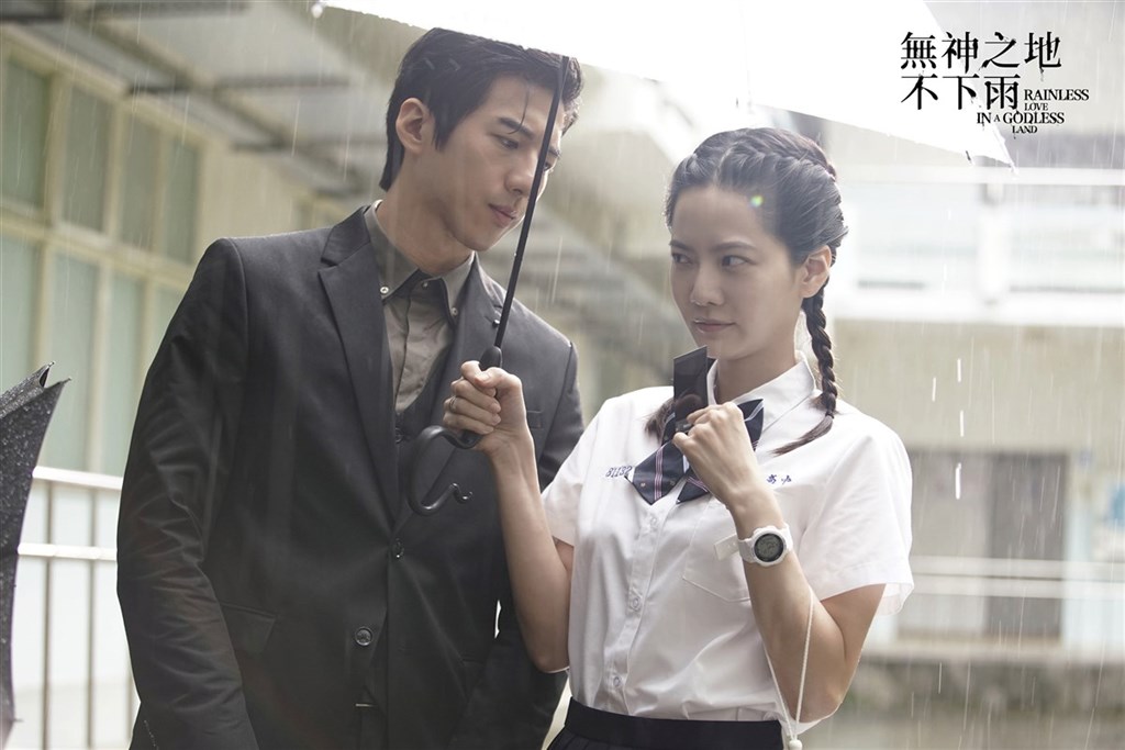 曾之喬（右）、傅孟柏（左）在《無神之地不下雨》共譜禁忌人神戀。（三鳳製作提供）