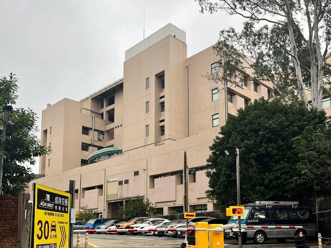 有網友發現一間醫院的外面竟然設有「滑水道」，引發熱議。（翻攝自路上觀察學院）