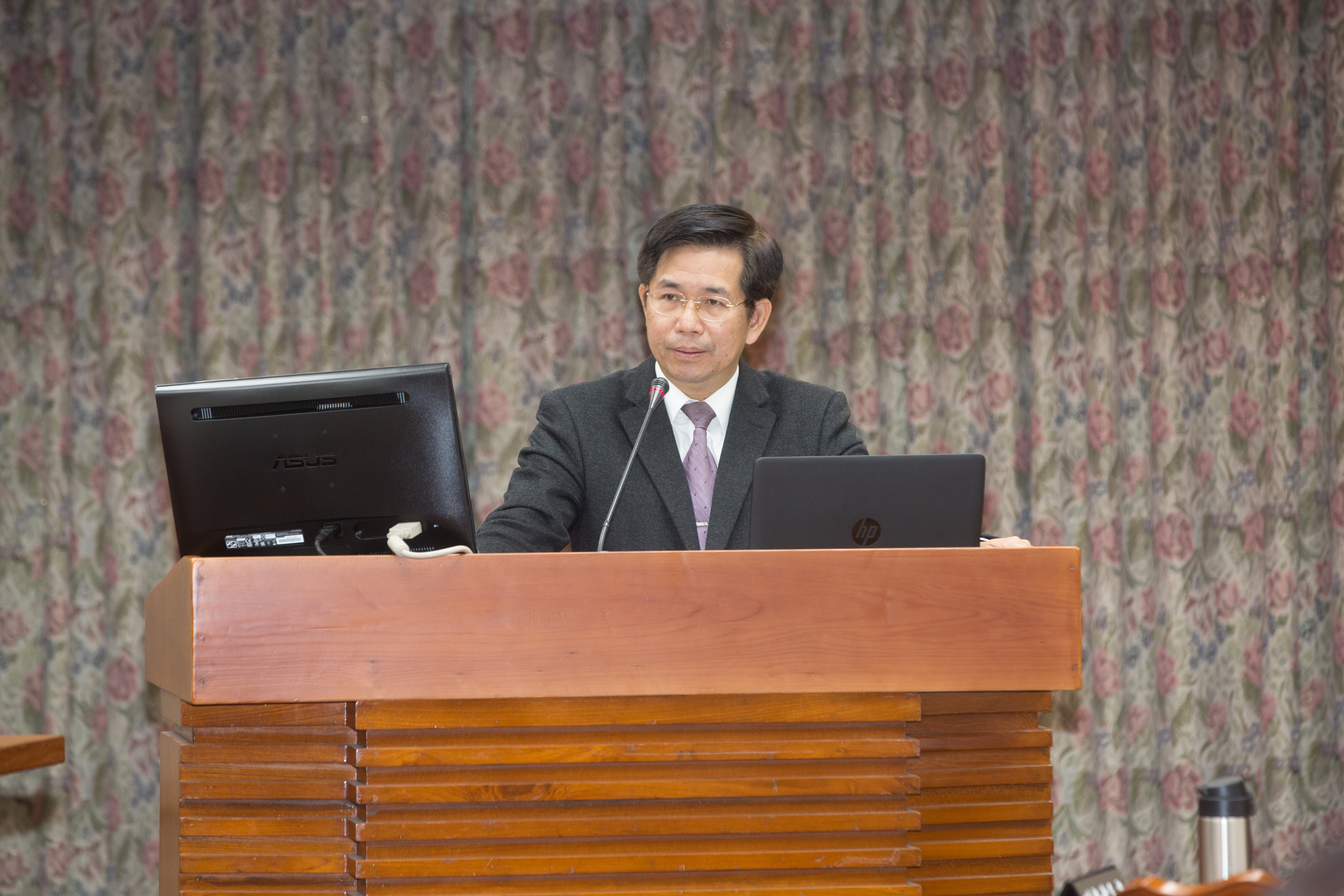 學生貸款申請門檻長達16年未修改,教育部長潘文忠允諾於3個月內提出改善措施。(本刊資料照)