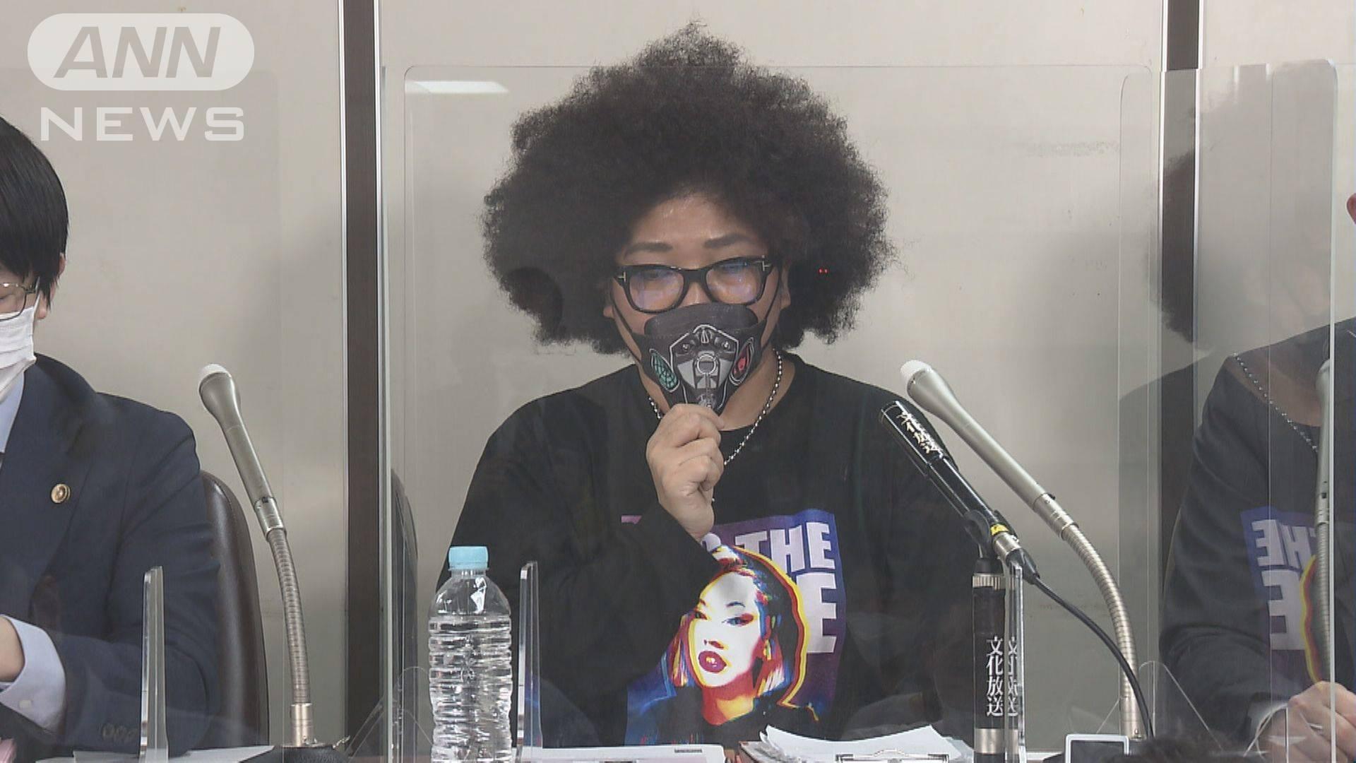 木村花的媽媽木村響子現身記者會，正式向《雙層公寓》節目的電視台與製作公司求償。（翻攝テレ朝news）