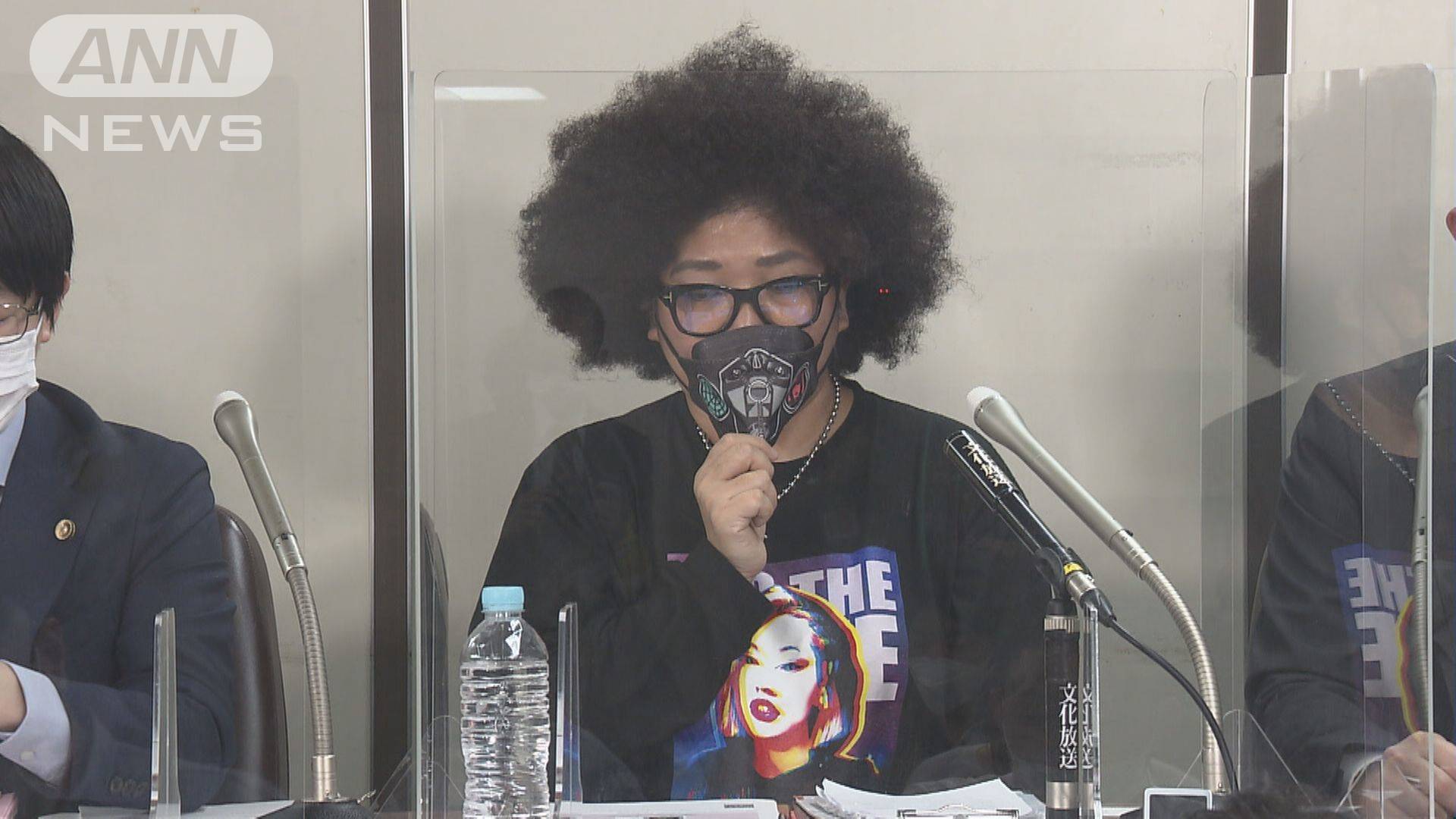 木村花的媽媽木村響子現身記者會，正式向《雙層公寓》節目的電視台與製作公司求償。（翻攝テレ朝news）