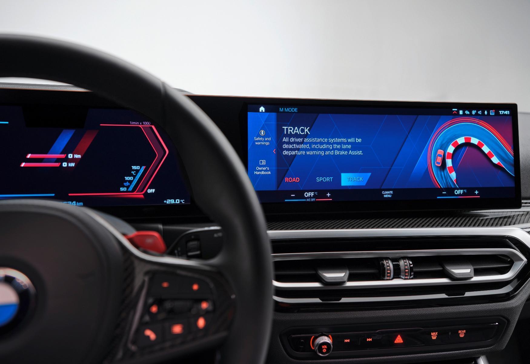 全新世代BMW M2標準配備M專業賽道駕駛及甩尾分析系統，選擇M MODE駕馭模式中的TRACK模式，車輛將暫停顯示駕駛輔助系統相關提醒，讓駕駛全心專注挑戰個人最佳紀錄。