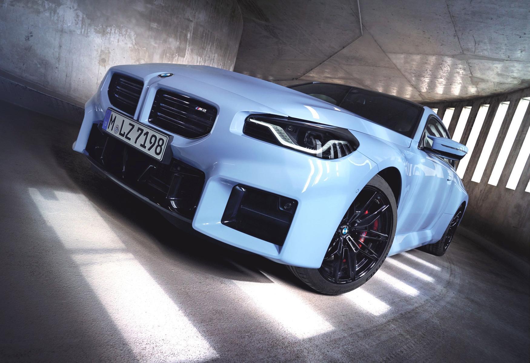 全新專屬BMW M2的雙腎型橫柵式水箱護罩採無邊框設計，搭配大面積的矩形下氣壩與兩側進氣口，充滿賽車跑格且兼具優化空氣力學與冷卻效能設計，是全新世代BMW M2最不容錯認的專屬設計語彙。