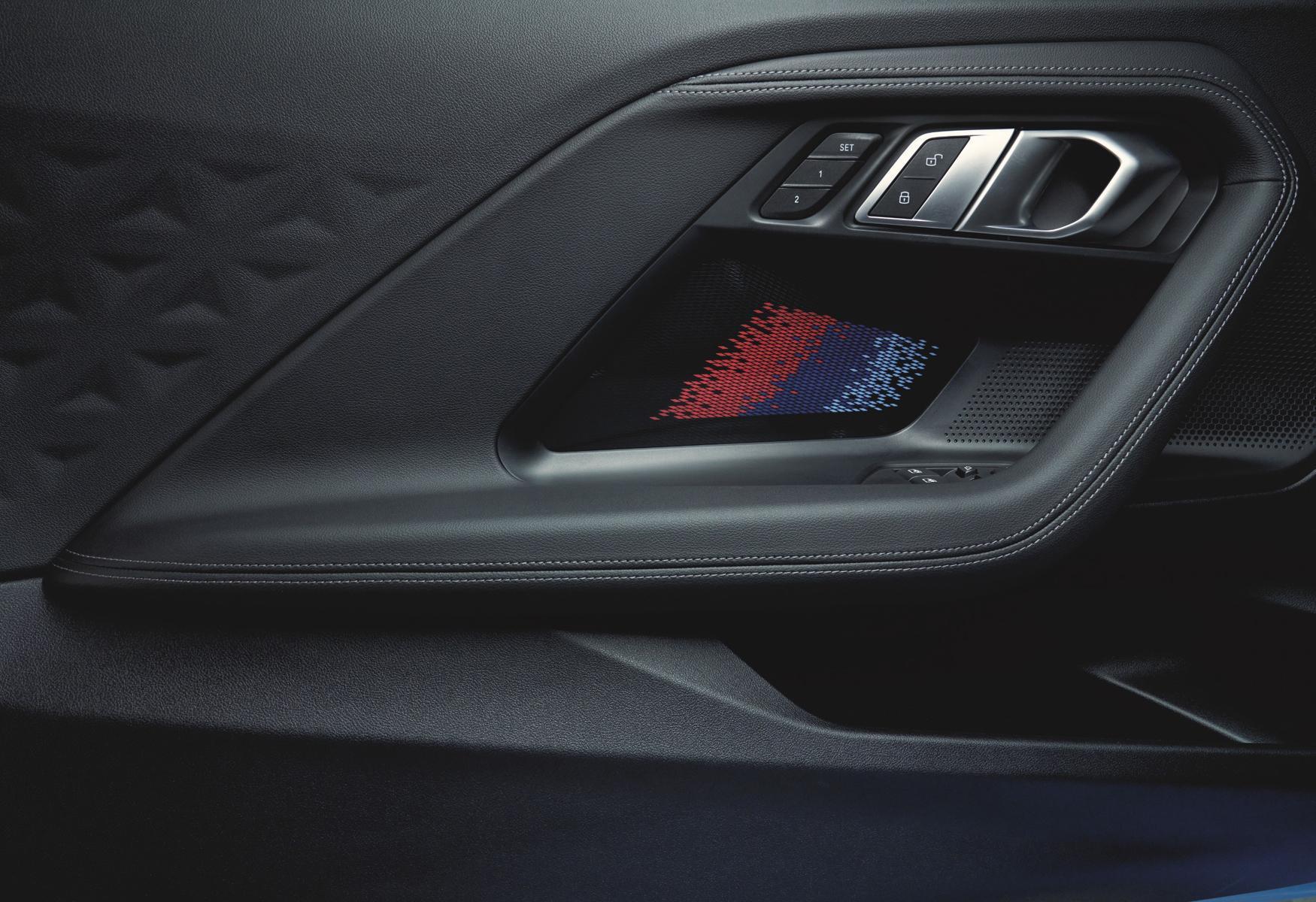 M車款專屬的M光影車門飾板，為全新世代BMW M2營造熱血澎湃的車室氛圍。