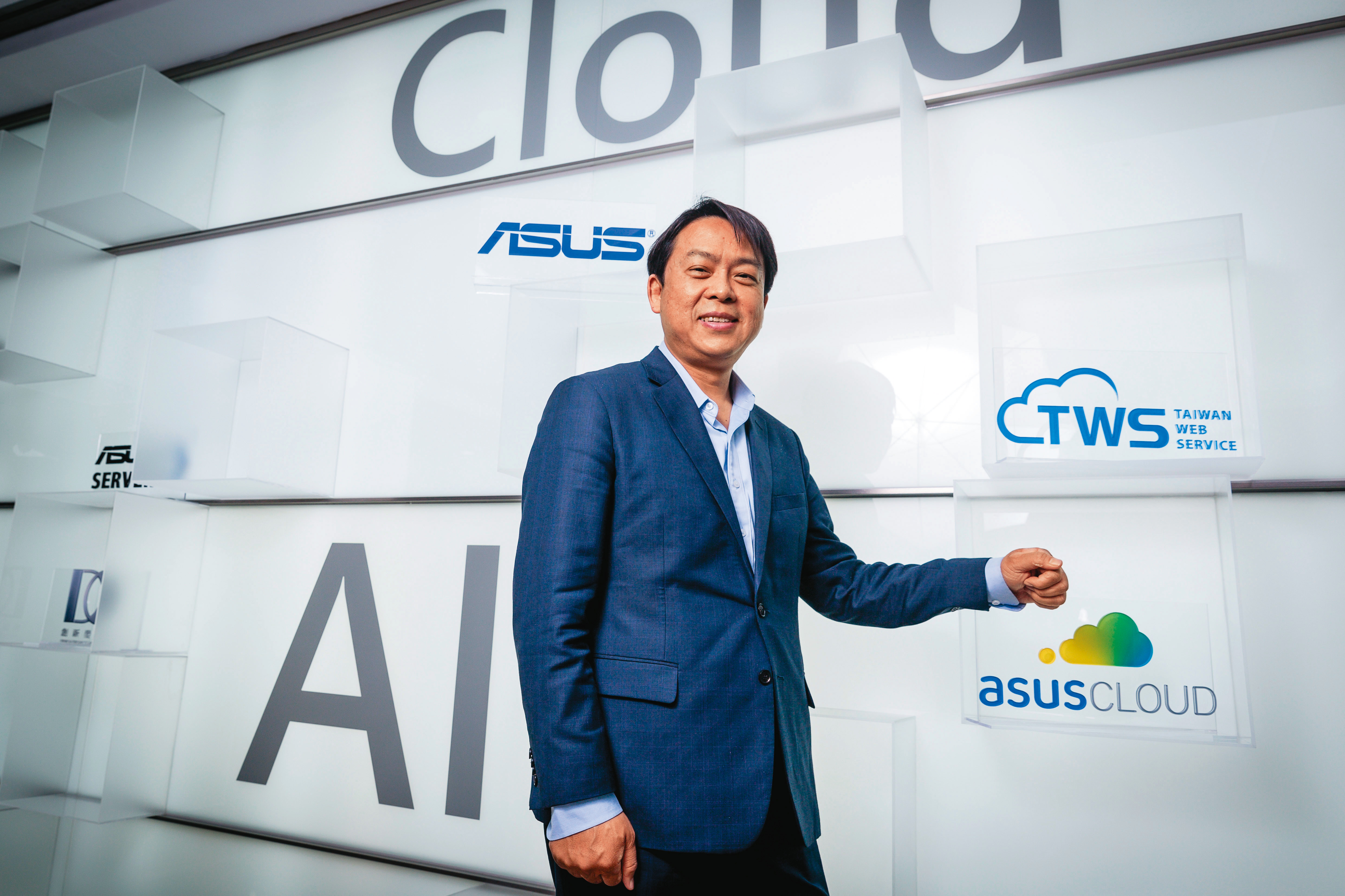 華碩雲端總經理吳漢章指出，集團從軟體角度切入數位分身，提供相關的應用與AI演算法和工具。