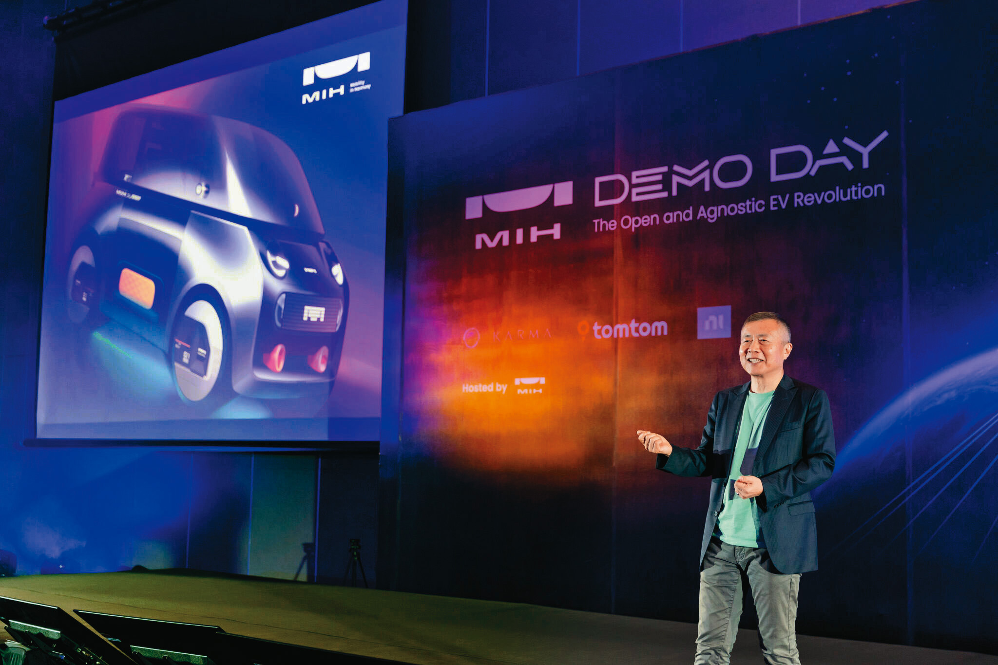 MIH執行長鄭顯聰表示，MIH平價的3人座小型電動車A-Segment原型車能快速問世，全靠數位分身。（mih提供）