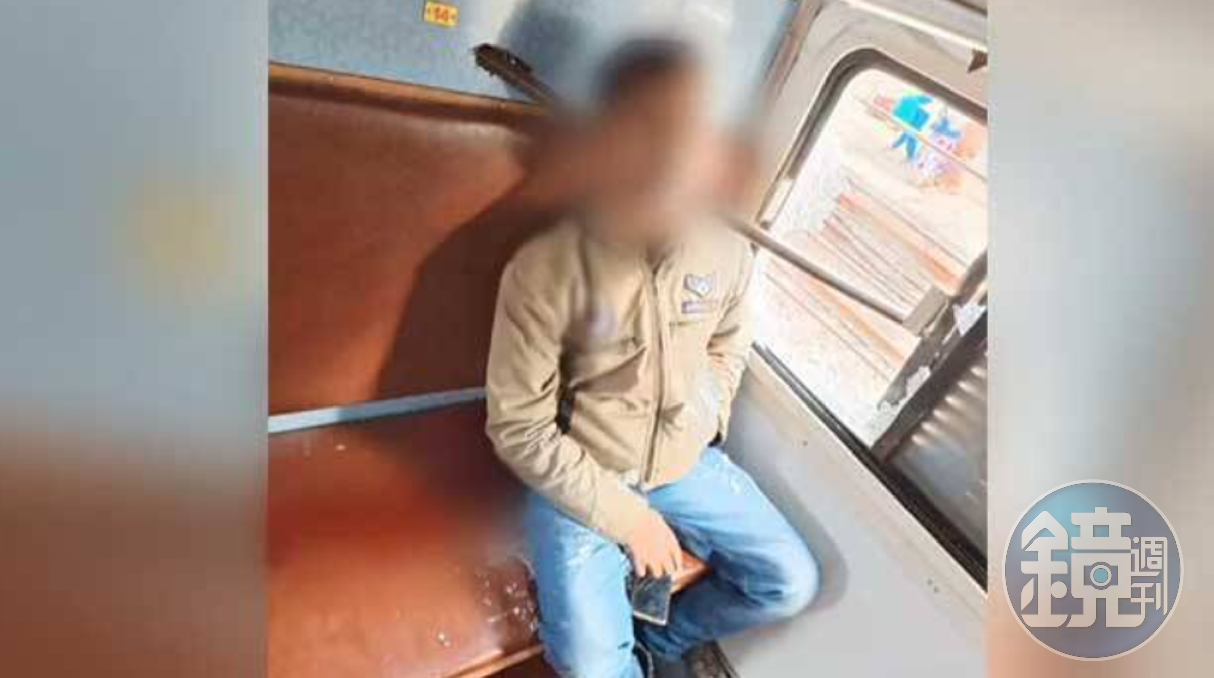 哈里克什在火車上，被鐵棍活活刺死。（翻攝自推特）