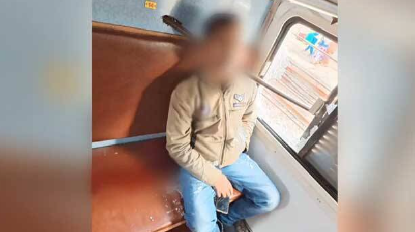 哈里克什在火車上，被鐵棍活活刺死。（翻攝自推特）