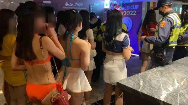 酒店妹穿著火辣,排排站配合警方臨檢。(翻攝畫面)