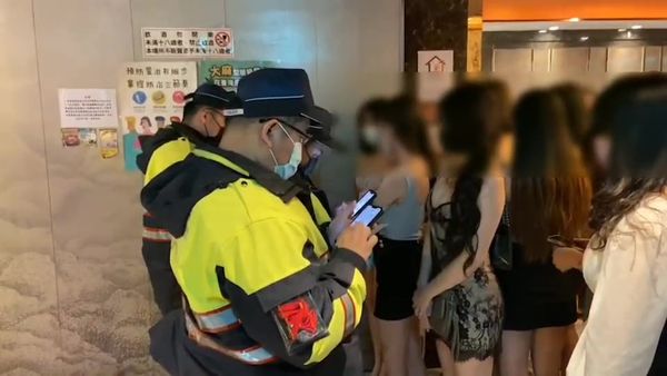 酒店妹穿著火辣，露渾圓雪乳與長腿。（翻攝畫面）