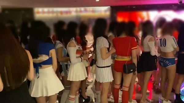 不少酒店妹的穿著也瘋世足。(翻攝畫面)