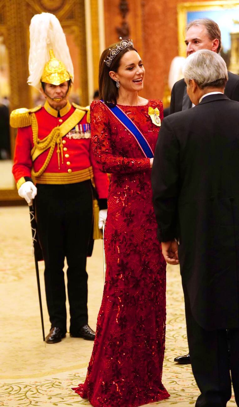 凱特王妃穿Jenny Packham紅色刺繡亮片蕾絲禮服，耀眼奪目。（翻攝@CoutureRoyals推特）