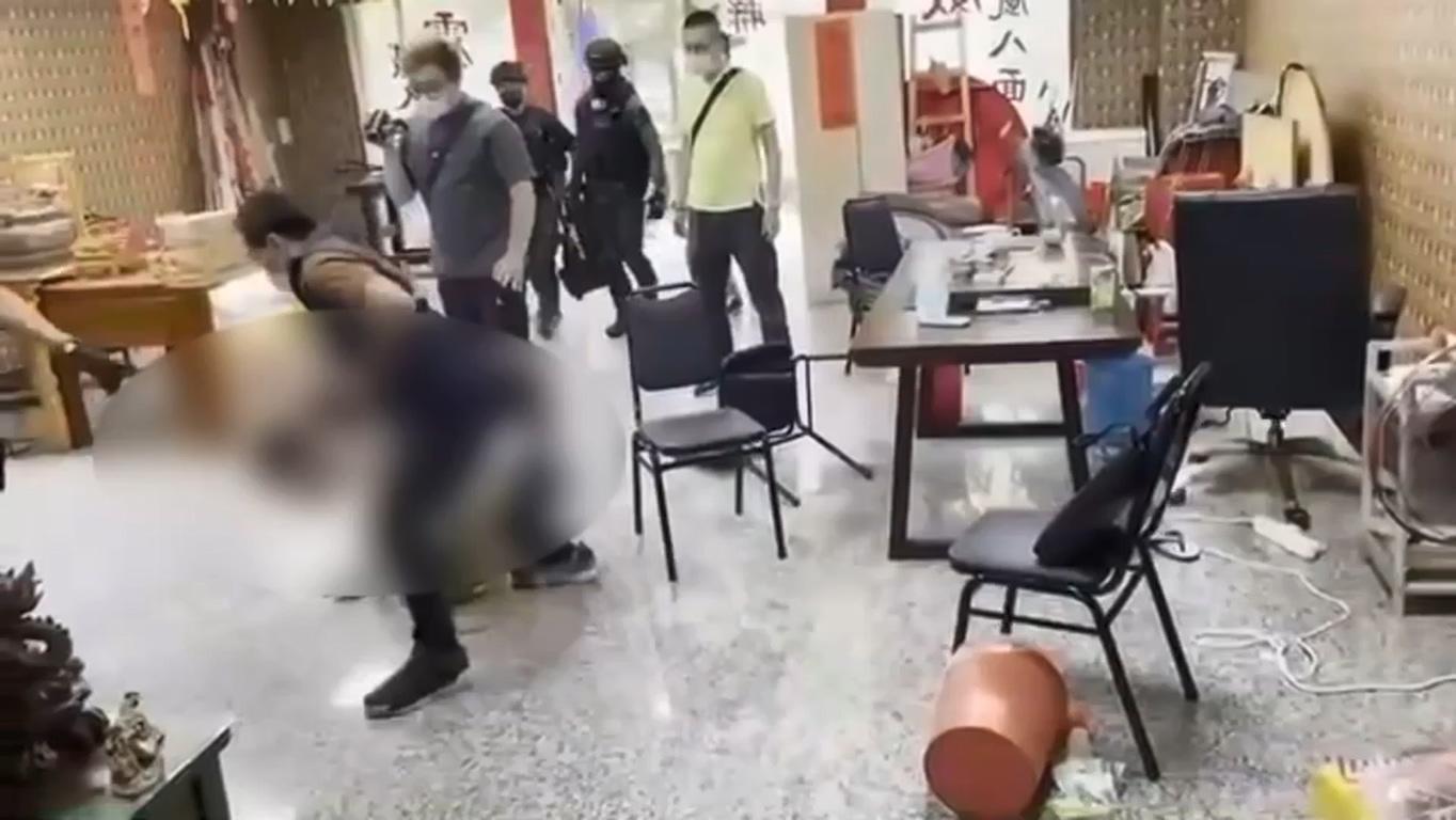刑事局上午發布破獲黑幫滋事記者會，圖為嫌犯逮捕過程。（翻攝畫面）