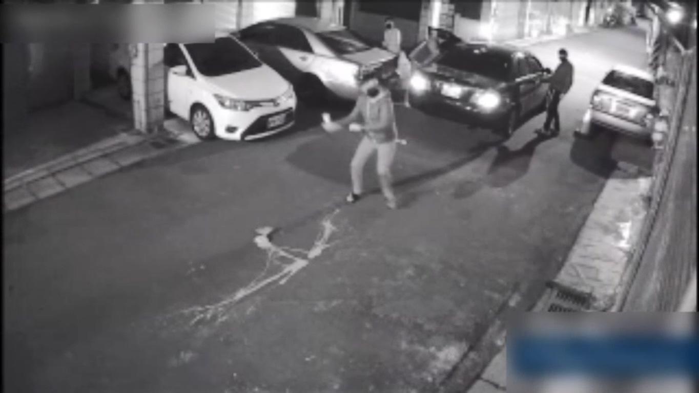 監視器拍下嫌犯潑漆砸車。（翻攝畫面）