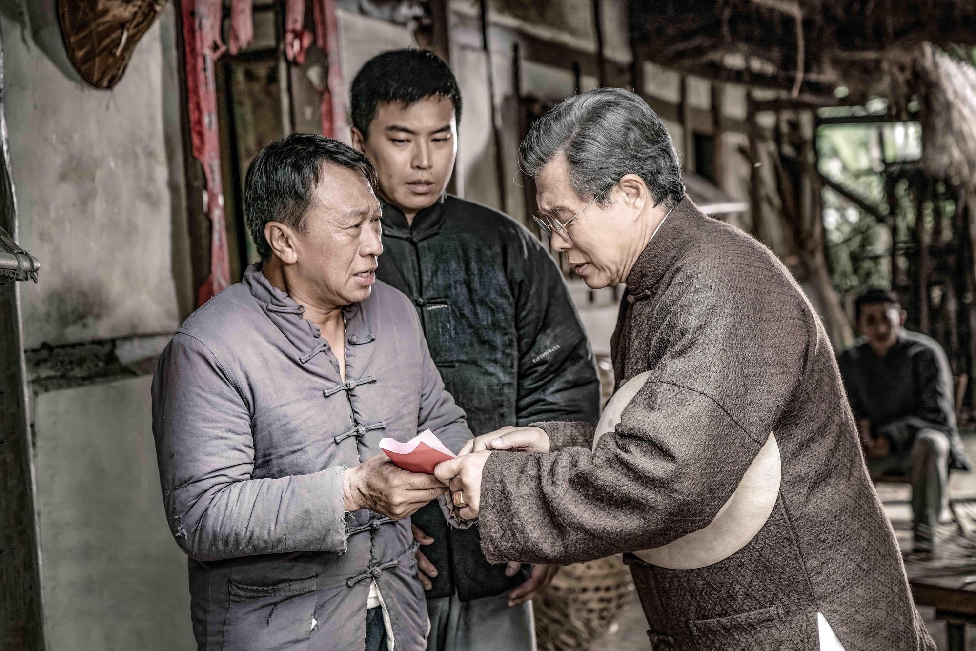 《牛車來去》楊烈(右)稱讚與游安順(左)表演默契十足,期待再合作。(公視、禾豐製作提供)