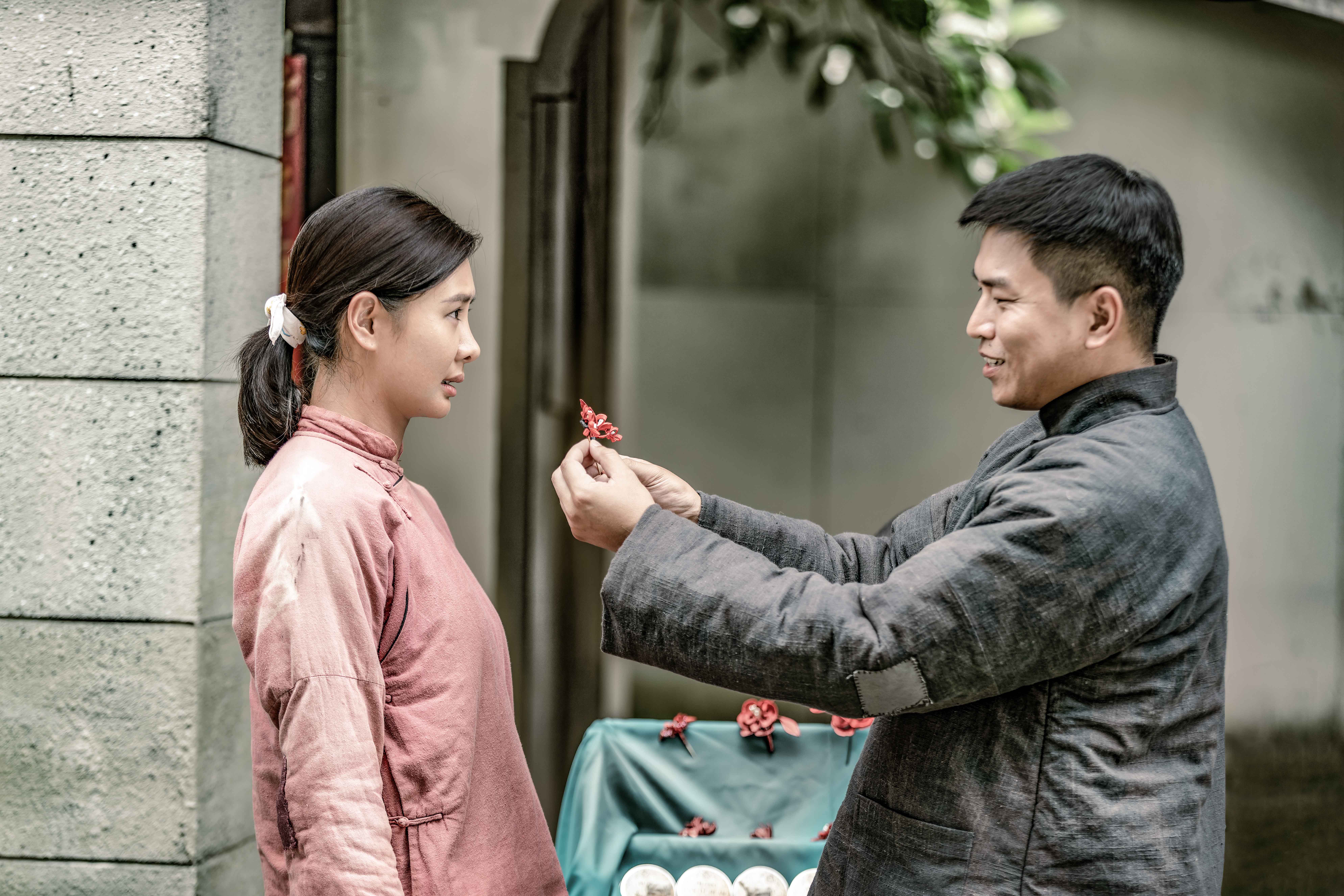 《牛車來去》安心亞(左)、蕭景鴻首度合作演夫妻,收工後常約吃飯聊天培養默契。(公視、禾豐製作提供)