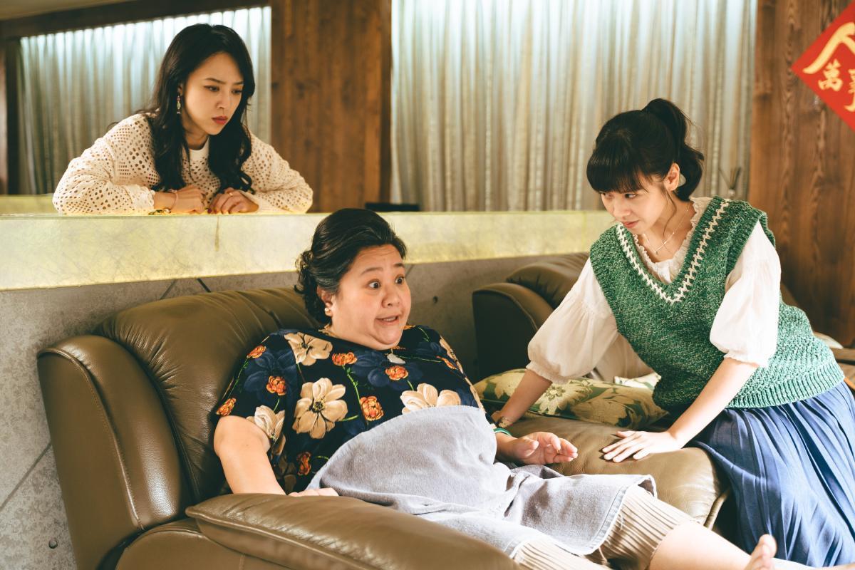 片中有多場黃姵嘉、林筳諭與鍾欣凌的對手戲,常令3人狂笑場。(威視提供)