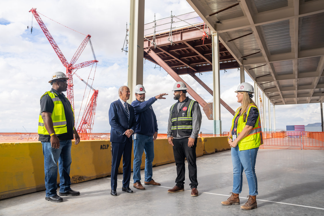 美國總統拜登（左二）出席台積電亞利桑那進機典禮。（翻攝@POTUS推特）