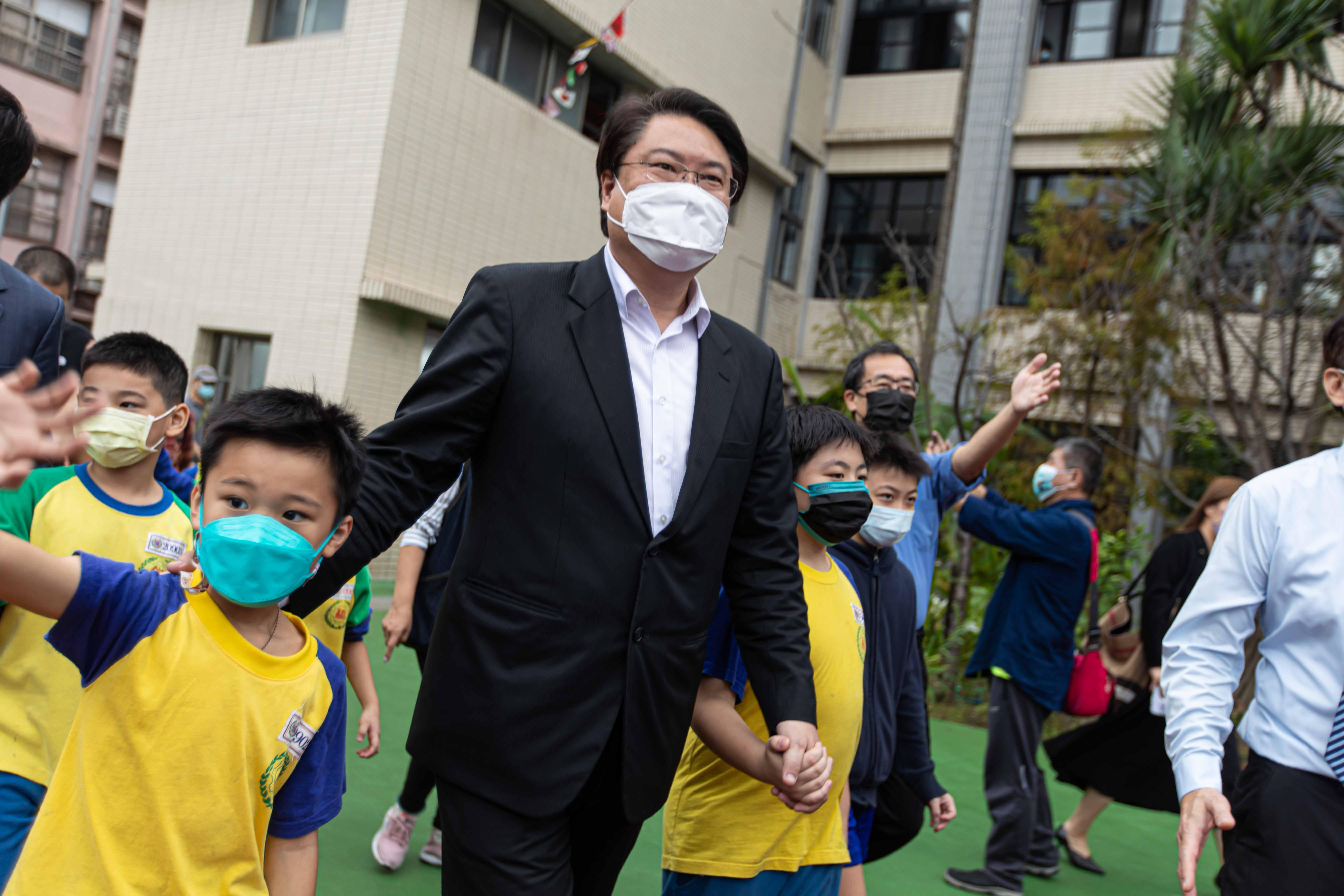 市長林右昌帶領師生穿越兩校校園，他很高興卸任前能把嶄新校舍及操場，呈現在信義國小及仁愛國小師生面前。