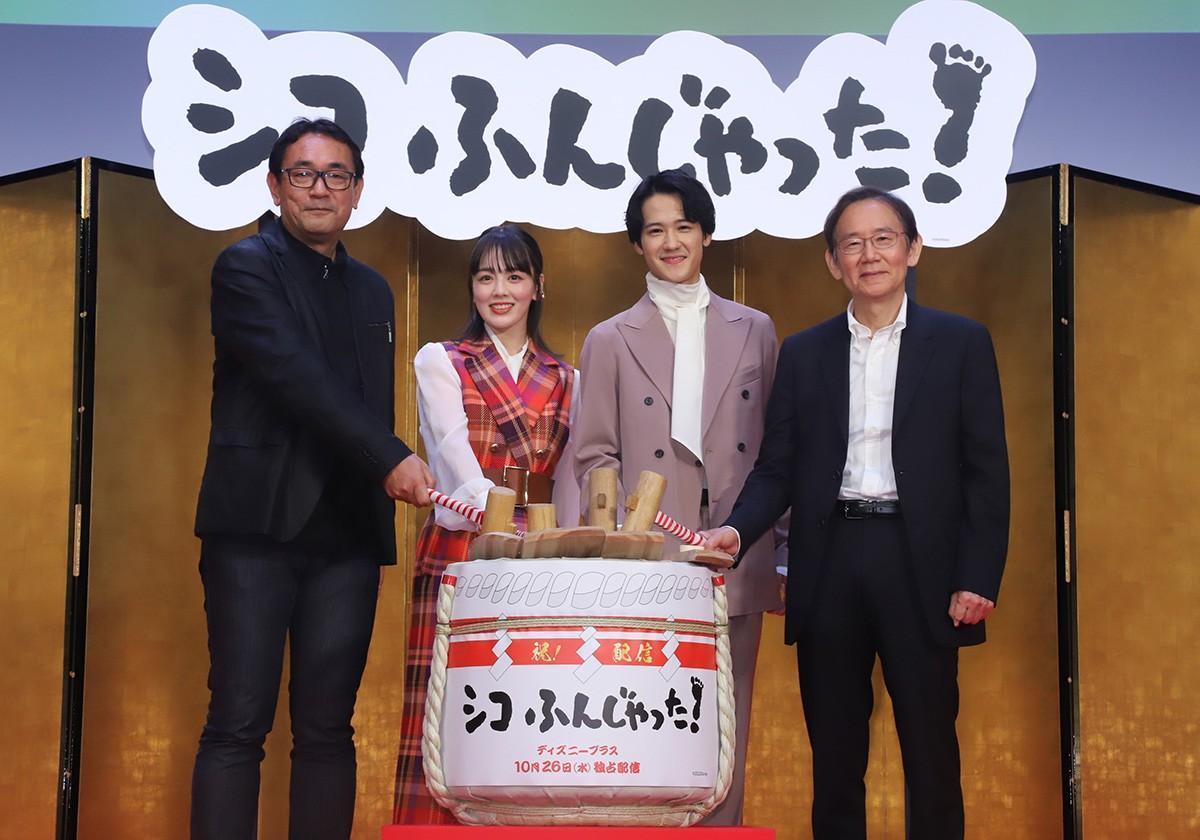 總導演周防正行(右起)、演員葉山獎之、伊原六花與導演片島章三出席《五個相撲的少年》記者會為作品造勢。(翻攝自Disney+ JP官網)