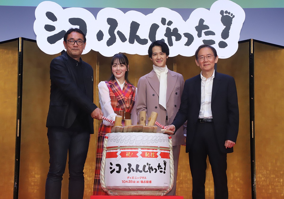 總導演周防正行(右起)、演員葉山獎之、伊原六花與導演片島章三出席《五個相撲的少年》記者會為作品造勢。(翻攝自Disney+ JP官網)