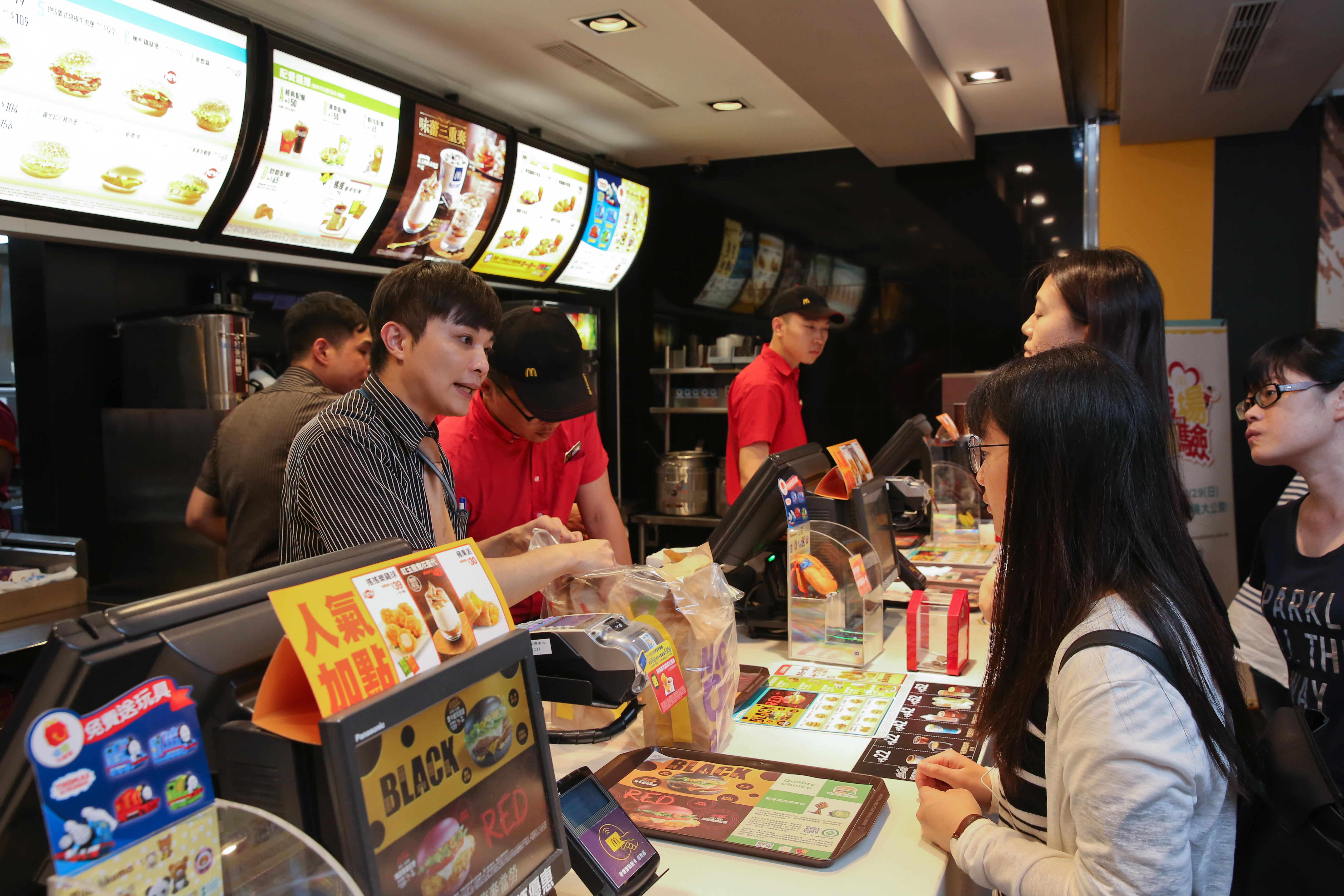 麥當勞推出一日限定的「大雪食分」APP專屬任務，用戶有機會獲得OREO冰炫風、蛋捲冰淇淋買1送1等優惠券。（示意圖，本刊資料照）