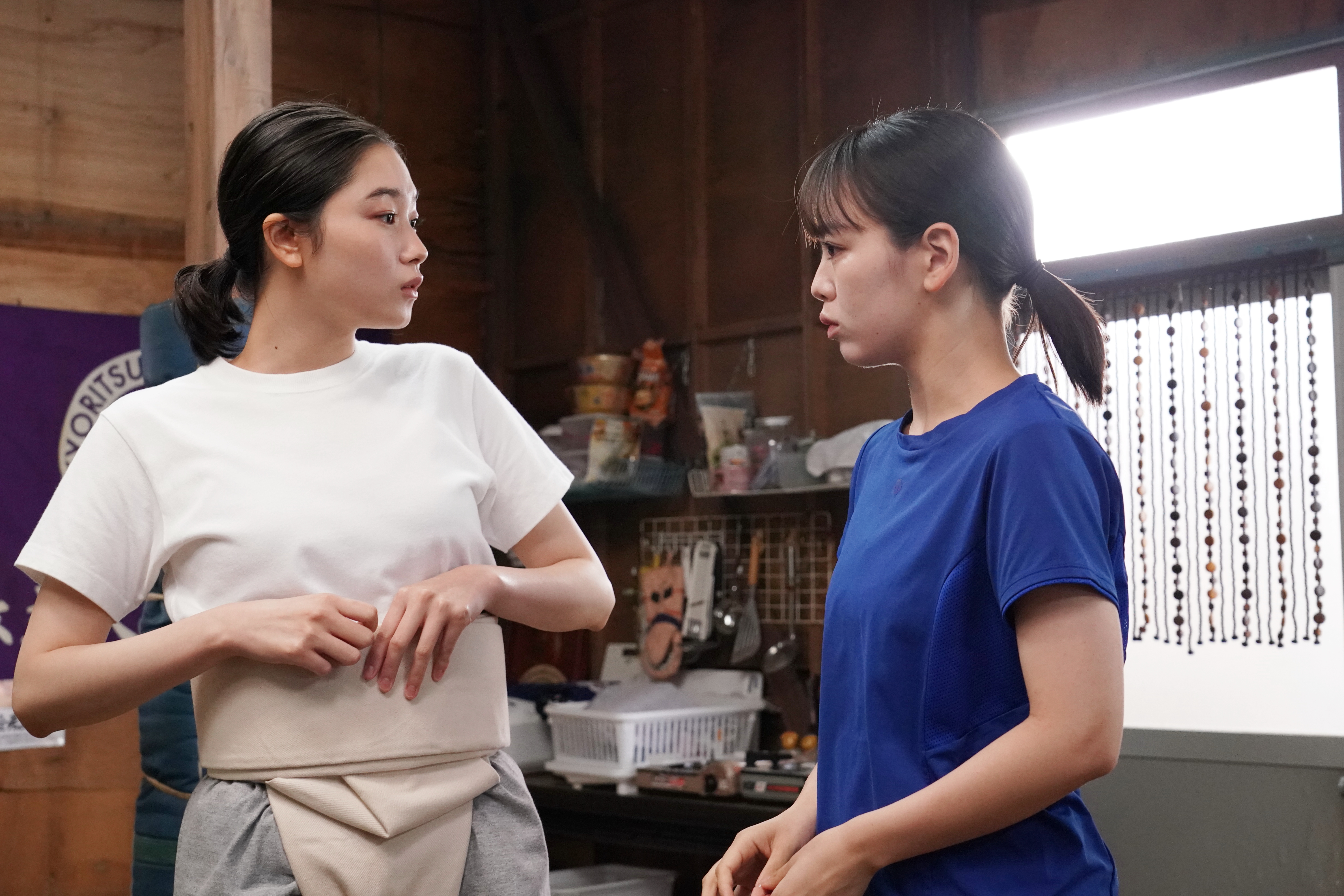 新生代演員伊原六花（右）詮釋熱愛相撲的女大生，也是相撲社僅存的唯一社員。（Disney+提供）