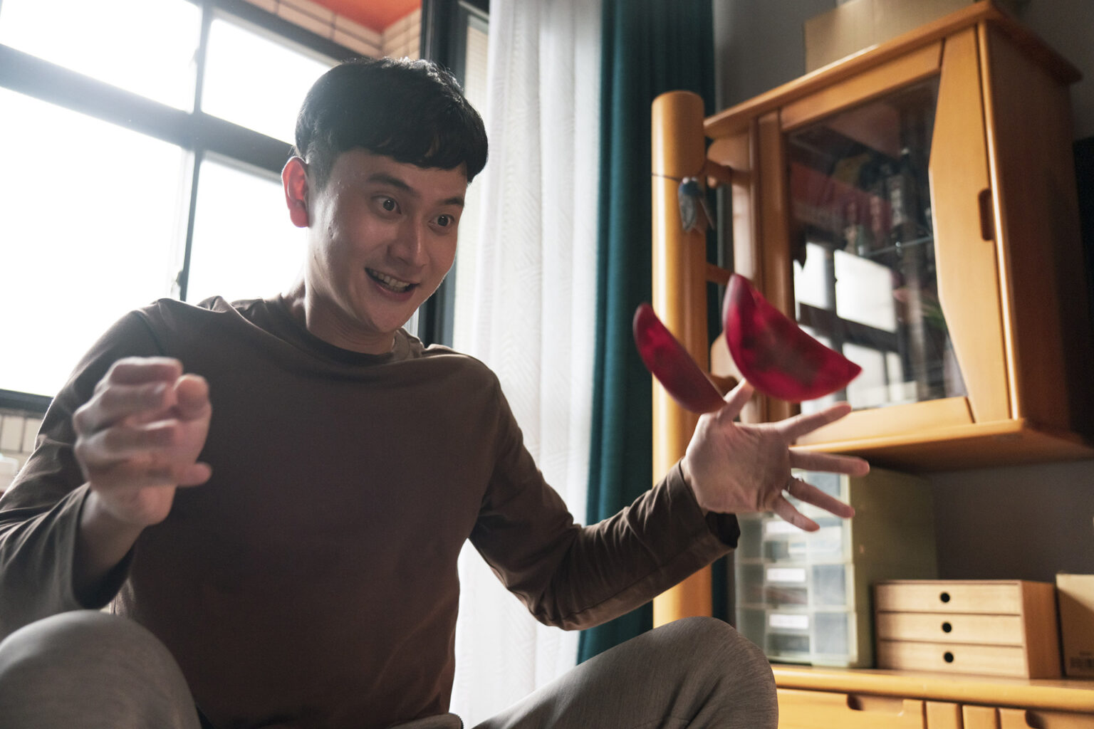 劉冠廷在《聖筊》中反覆向BWEI問事,土炮語音功能意外討喜。(公視提供)