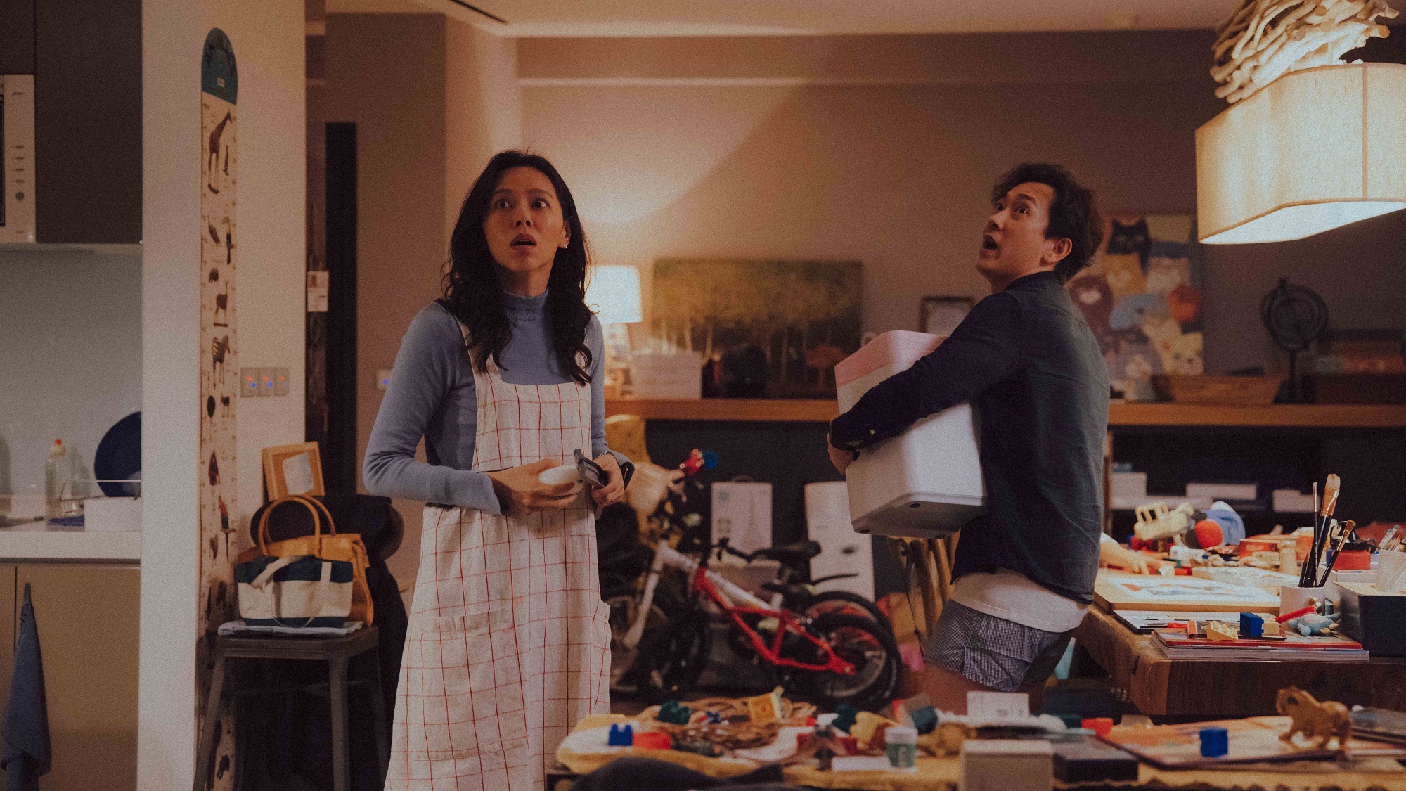 夏于喬（左）與施名帥（右）在《梅莉》中三代同堂，夫妻生活也因此遇到不少難題。（公視提供）