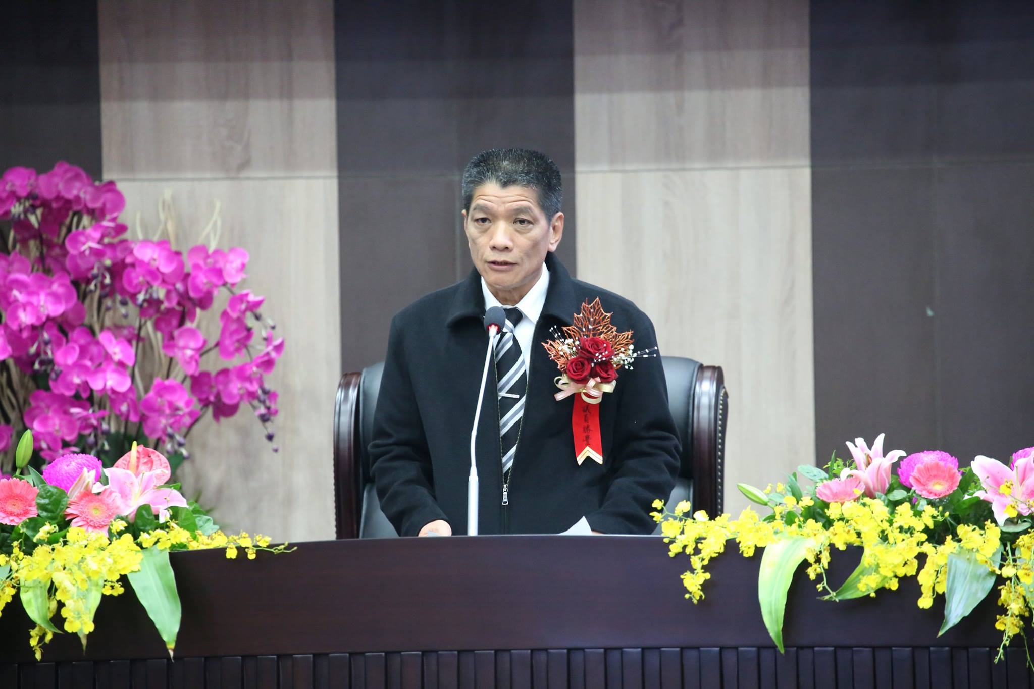 南投縣議長何勝豐被爆論文抄襲，傳出亞洲大學已撤銷其碩士學位。（翻攝自何勝豐臉書）