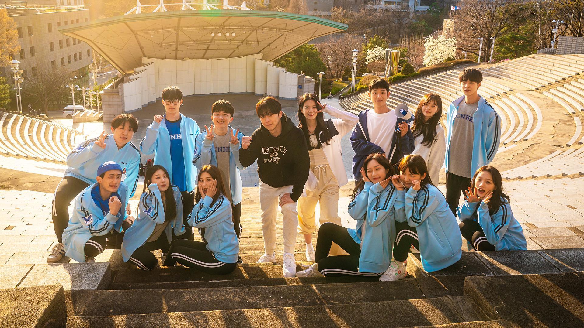 《青春應援 CHEER UP》演員們相處就像真的大學同學般自然,裴仁爀(中)覺得年紀較長的金信飛(後排左三)很會照顧人,很會調和團體氣氛。(龍華偶像台提供)