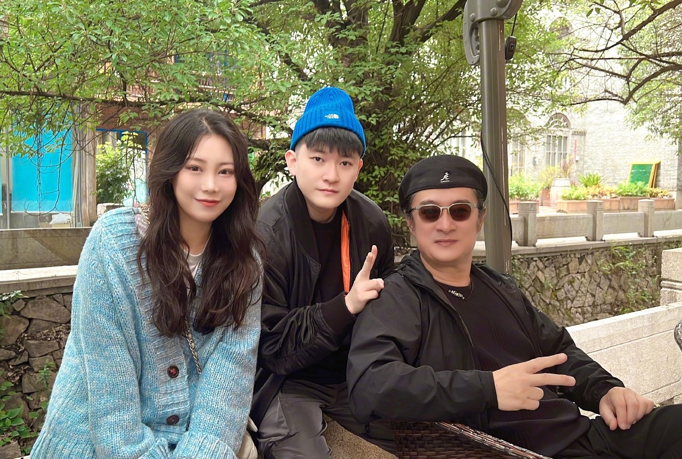 黃安(右起)貼出與兒子黃子安、媳婦劉暢的合照。(翻攝黃安微博)
