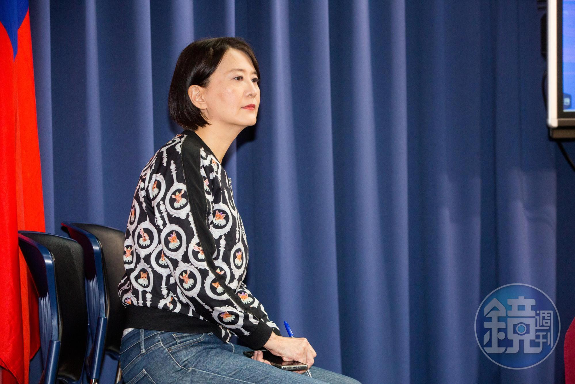 前民進黨立委謝欣霓認為,國民黨內多的是有黑道背景的人,狠酸王鴻薇搞不好是接到同志來電恐嚇。