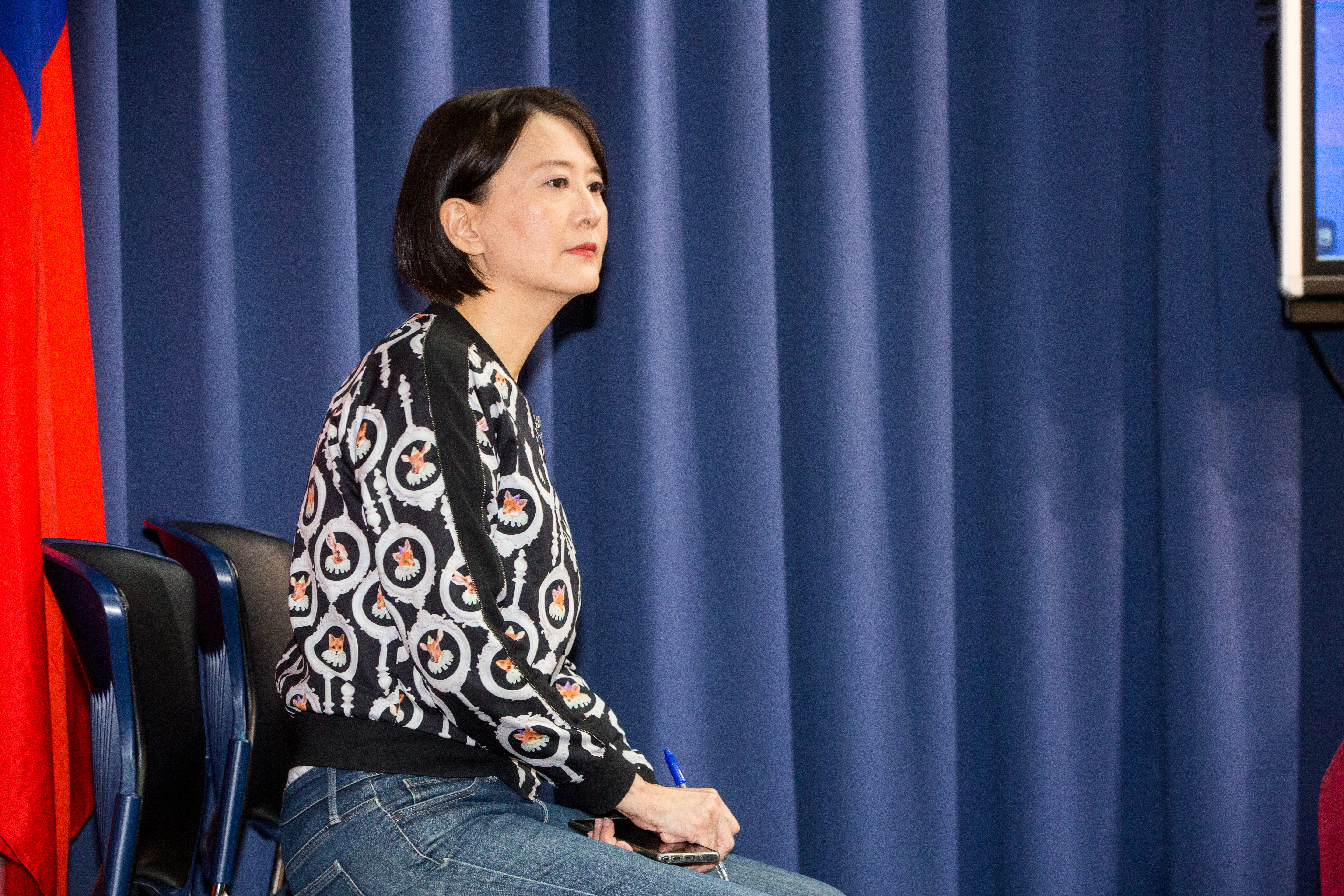 前民進黨立委謝欣霓認為，國民黨內多的是有黑道背景的人，狠酸王鴻薇搞不好是接到同志來電恐嚇。