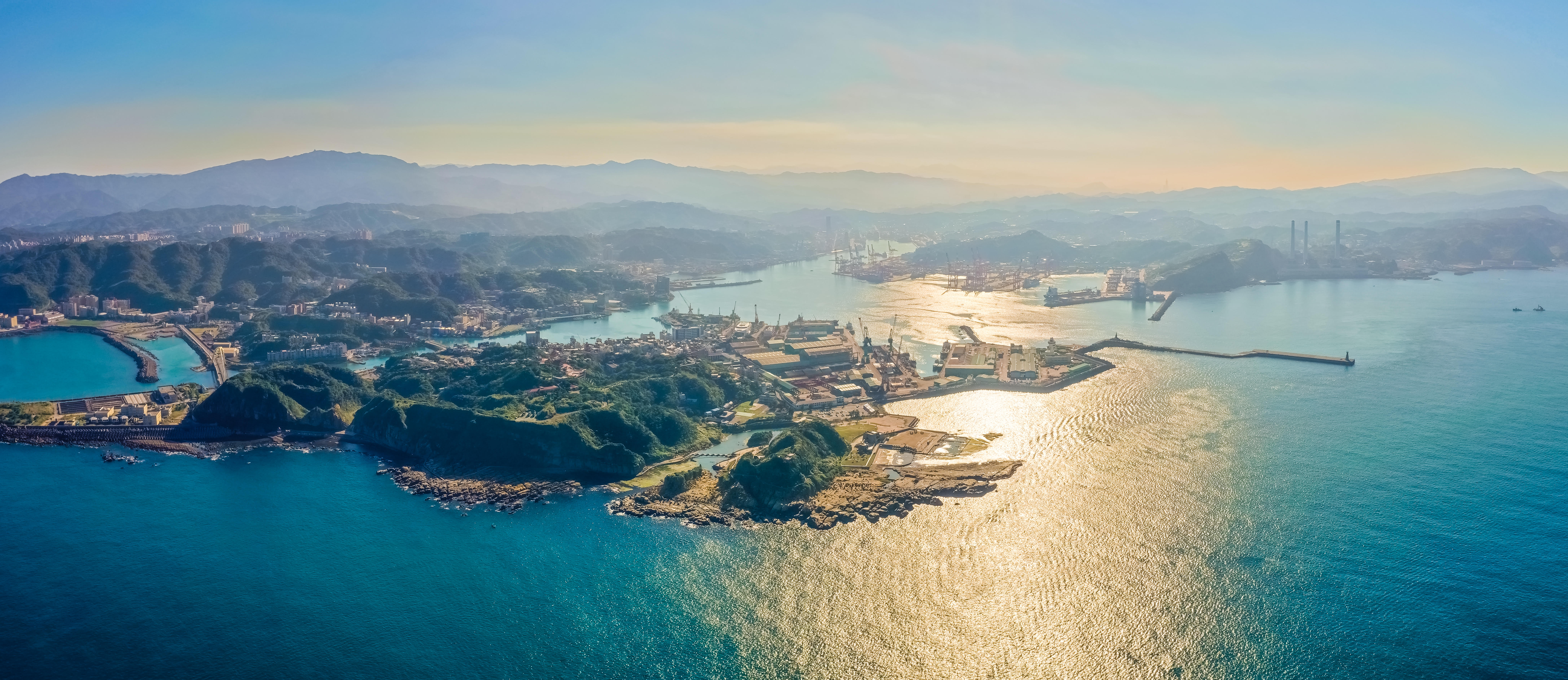 基隆和平島公園內的阿拉寶灣，被譽為「全球最美日出」的所在地。