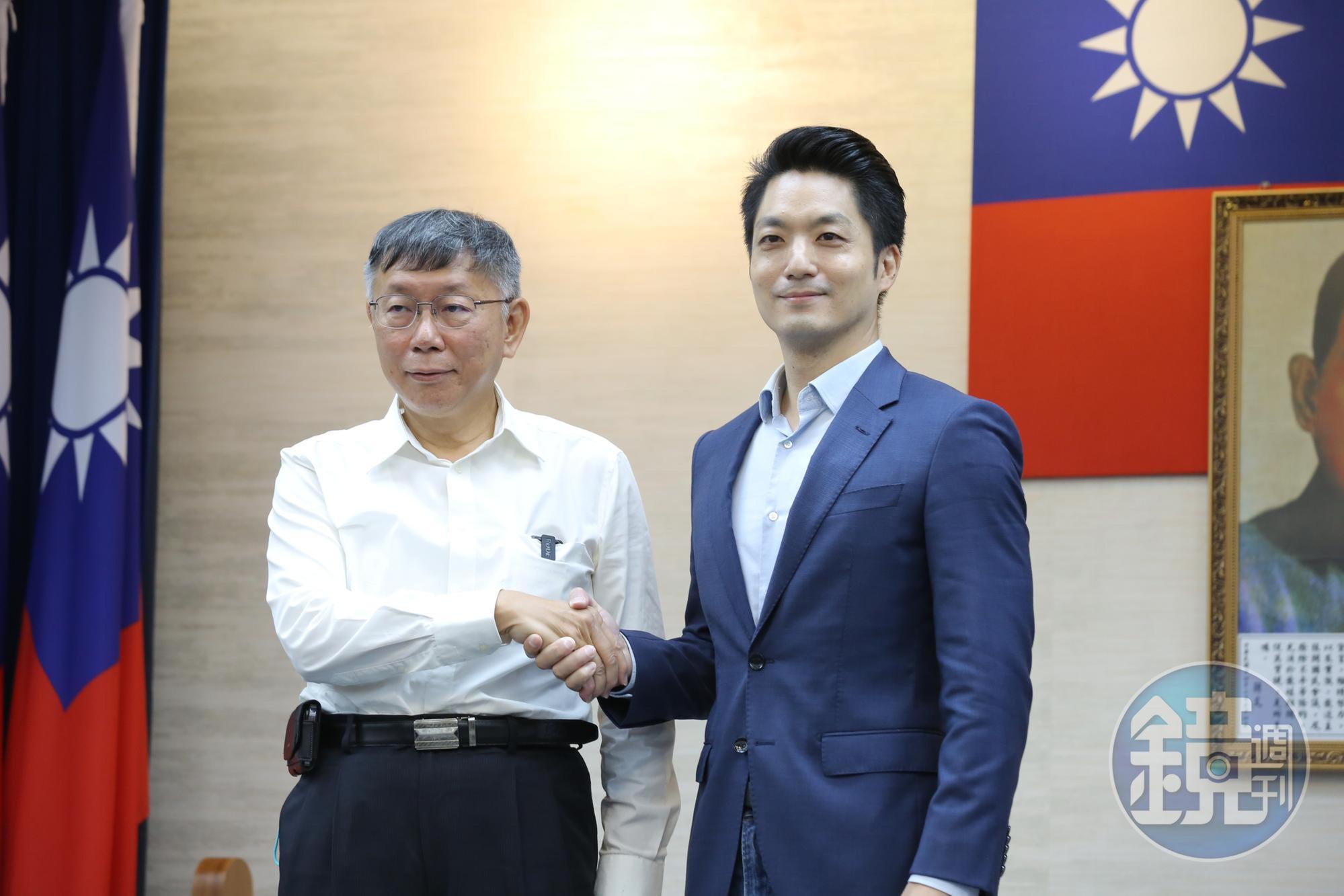 台北市長柯文哲(左)日前與下屆市長蔣萬安(右)會面討論交接事宜。