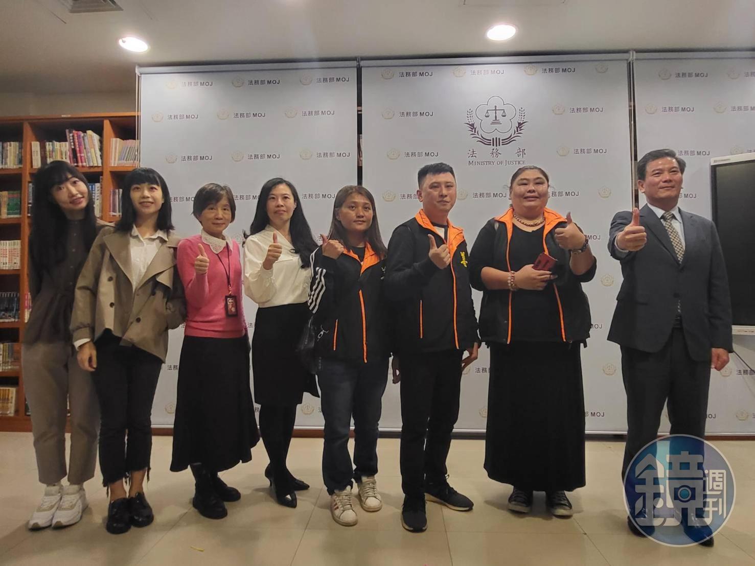 法務部今天下午邀請蔡文貴北上分享他洗心革面的故事,會後包括一路支持他的家人也與法務部官員合影留念,場面相當溫馨。