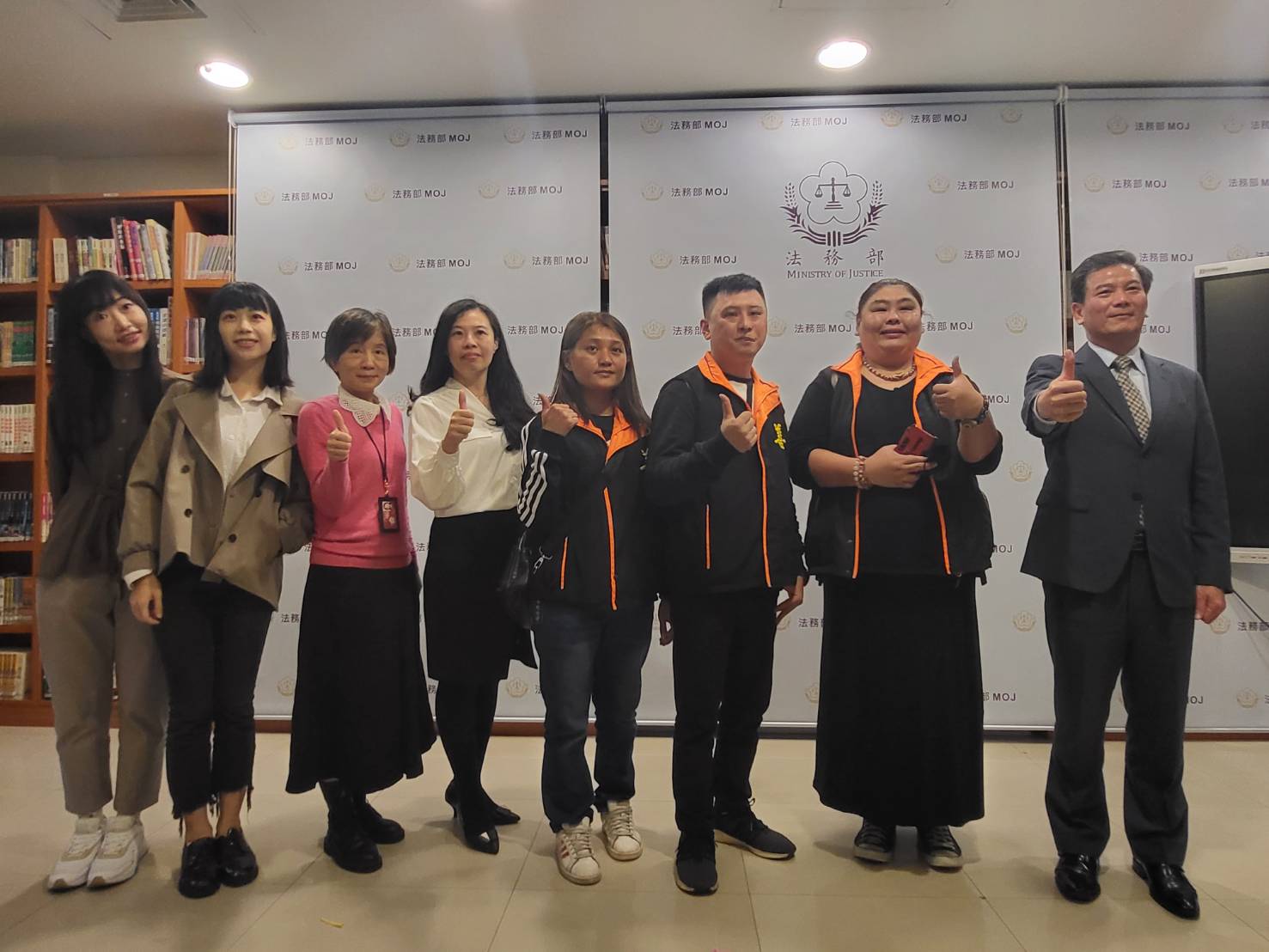 法務部今天下午邀請蔡文貴北上分享他洗心革面的故事，會後包括一路支持他的家人也與法務部官員合影留念，場面相當溫馨。