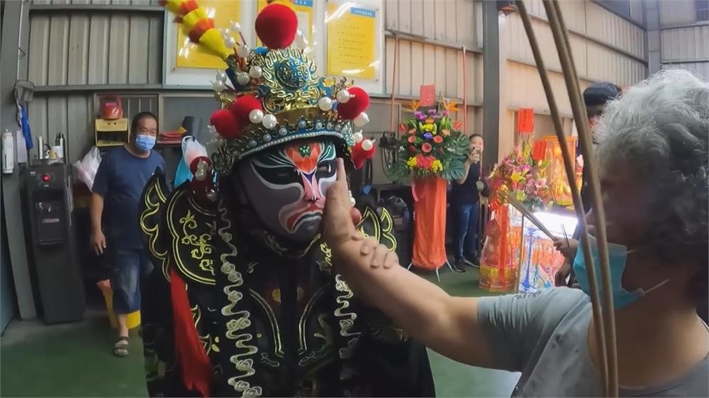 曾是槍擊犯的蔡文貴出獄後,不但組行善團做好事,更表演川劇變臉四處逗老人家們開心。(翻攝「SALU」YouTube)